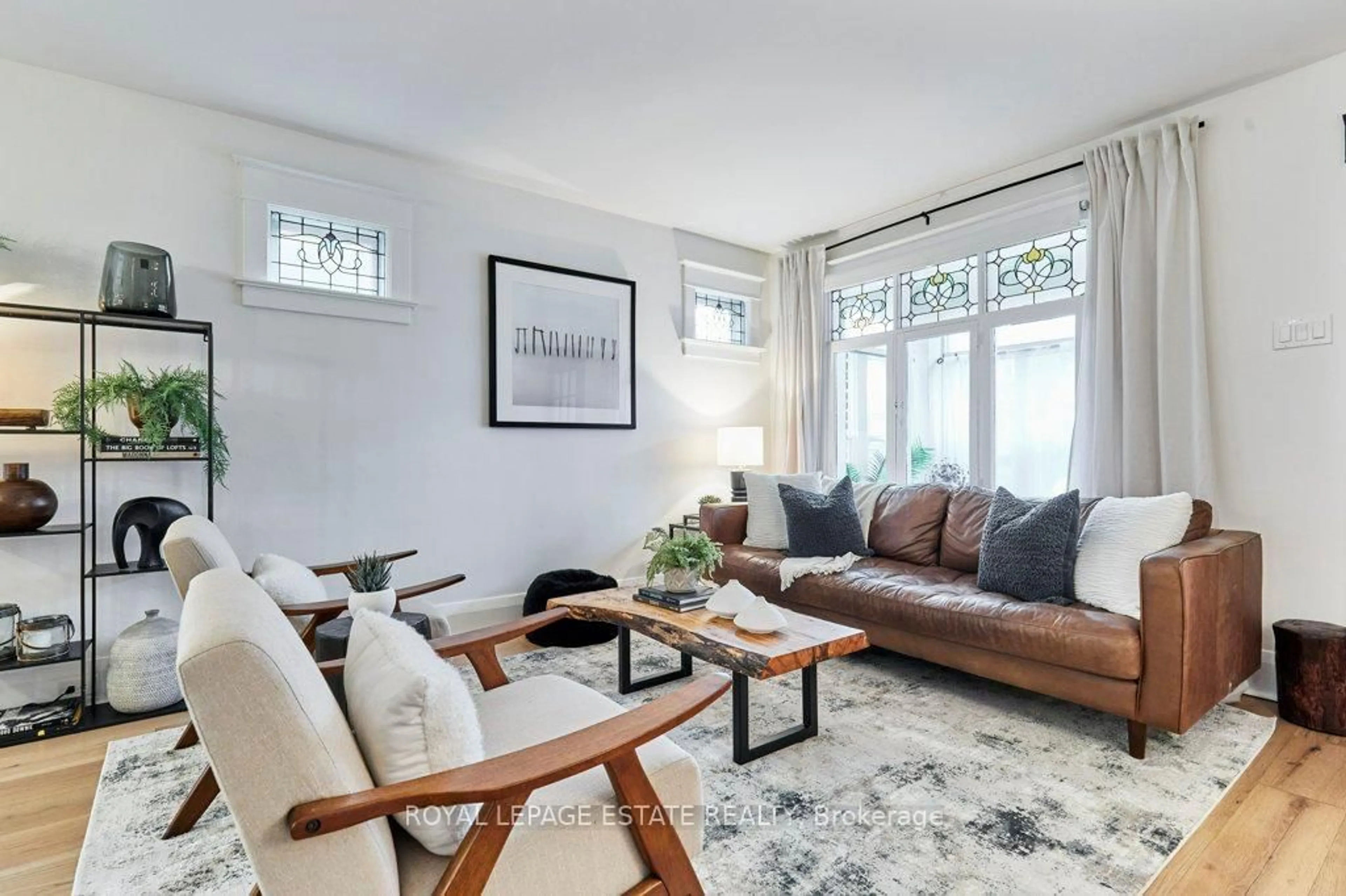 Living room with furniture, unknown for 16 Firstbrooke Rd, Toronto Ontario M4E 2L1