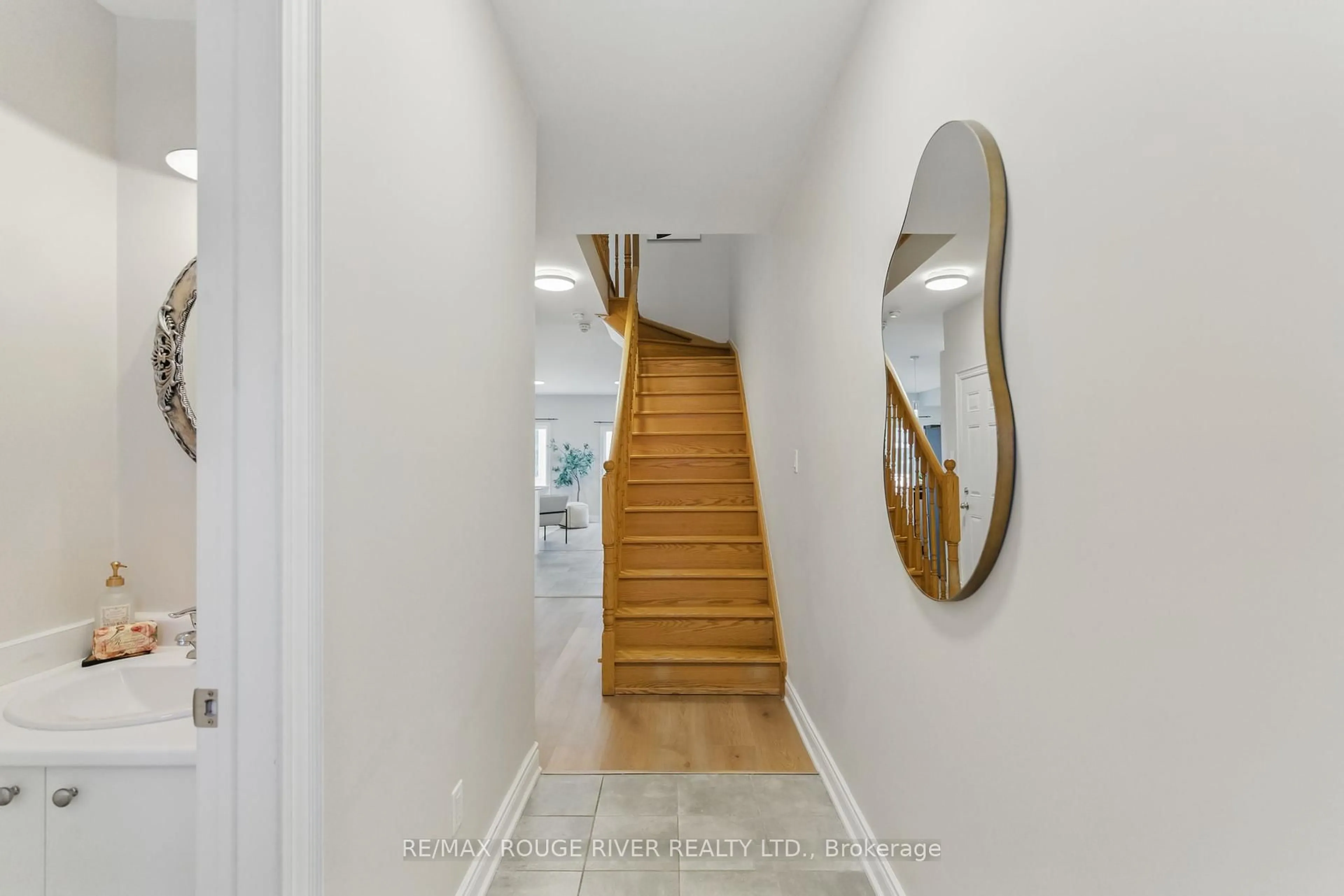 Indoor entryway for 4 Prospect Way, Whitby Ontario L1N 0L4