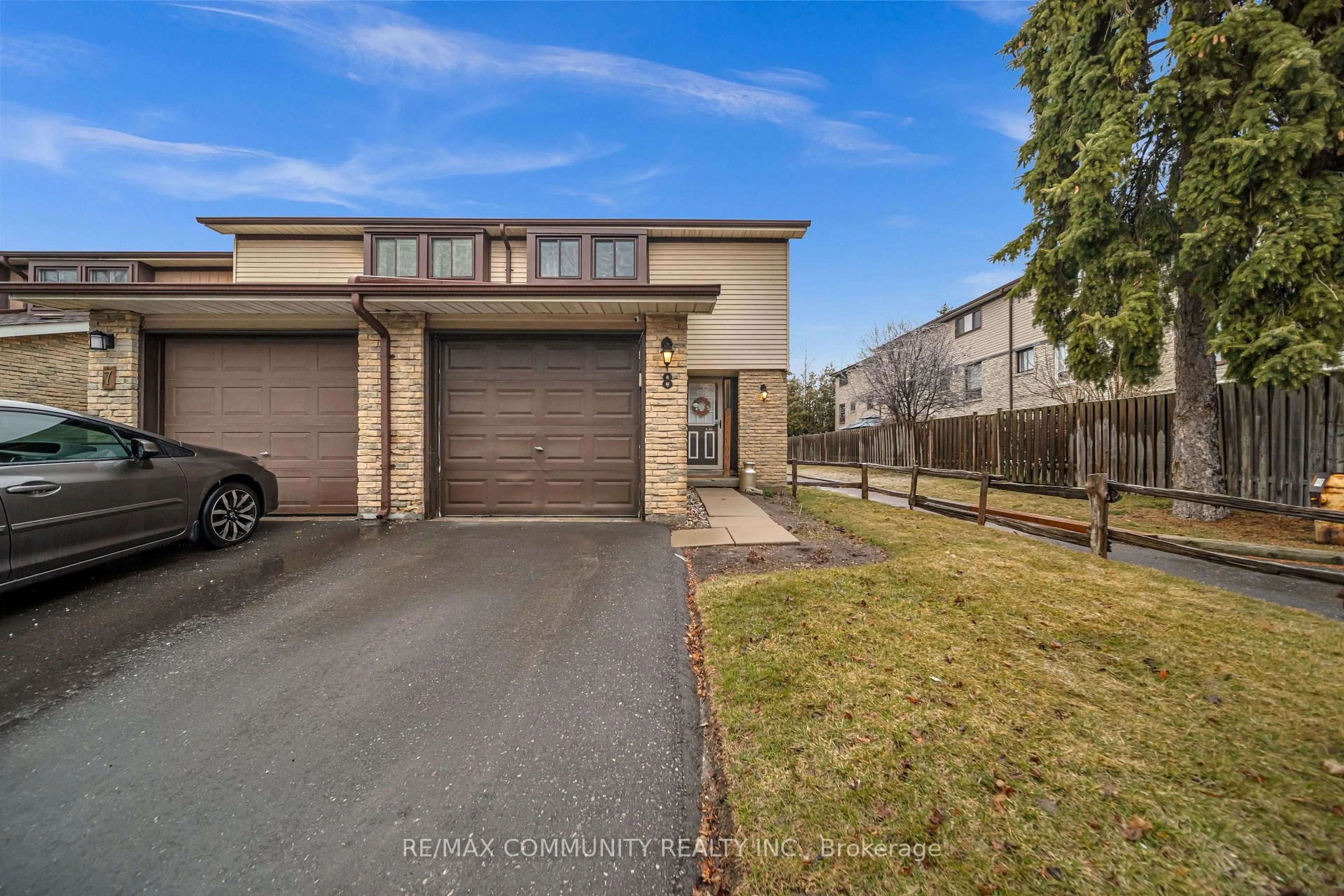 A pic from outside/outdoor area/front of a property/back of a property/a pic from drone, street for 221 Ormond Dr #E8, Oshawa Ontario L1G 6T7