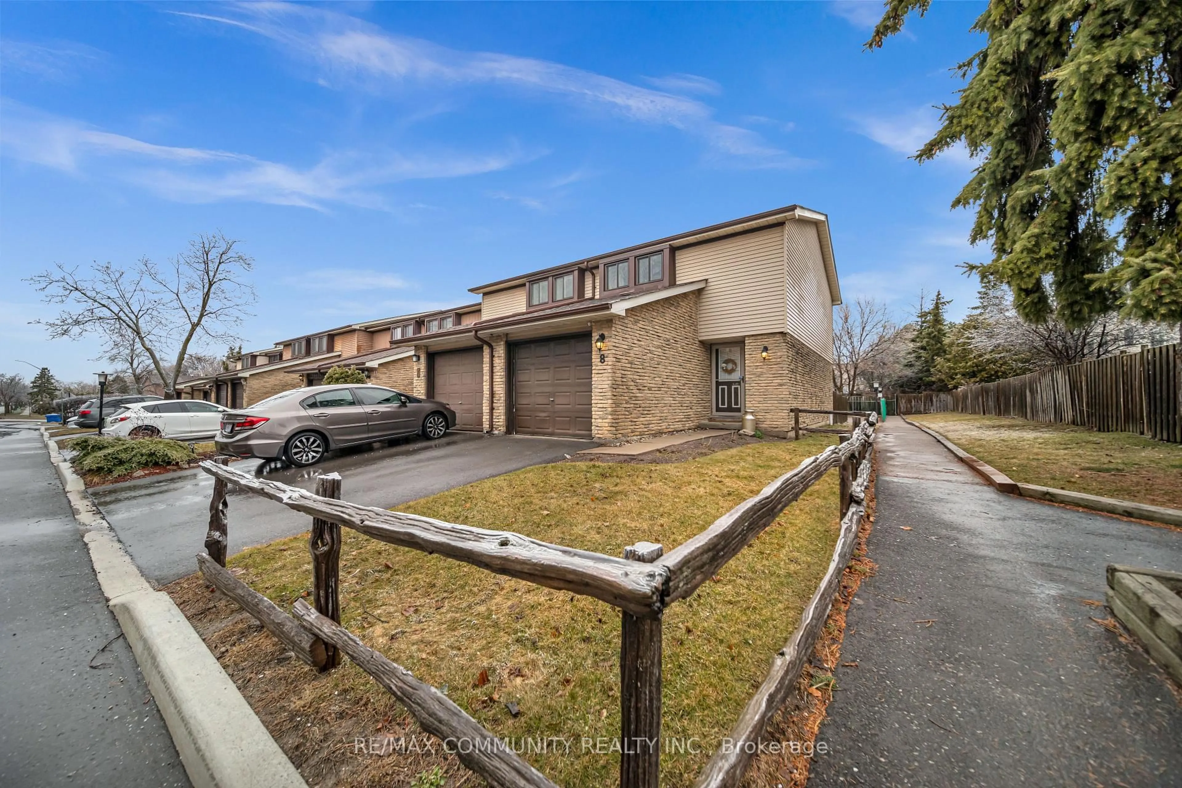 A pic from outside/outdoor area/front of a property/back of a property/a pic from drone, street for 221 Ormond Dr #E8, Oshawa Ontario L1G 6T7
