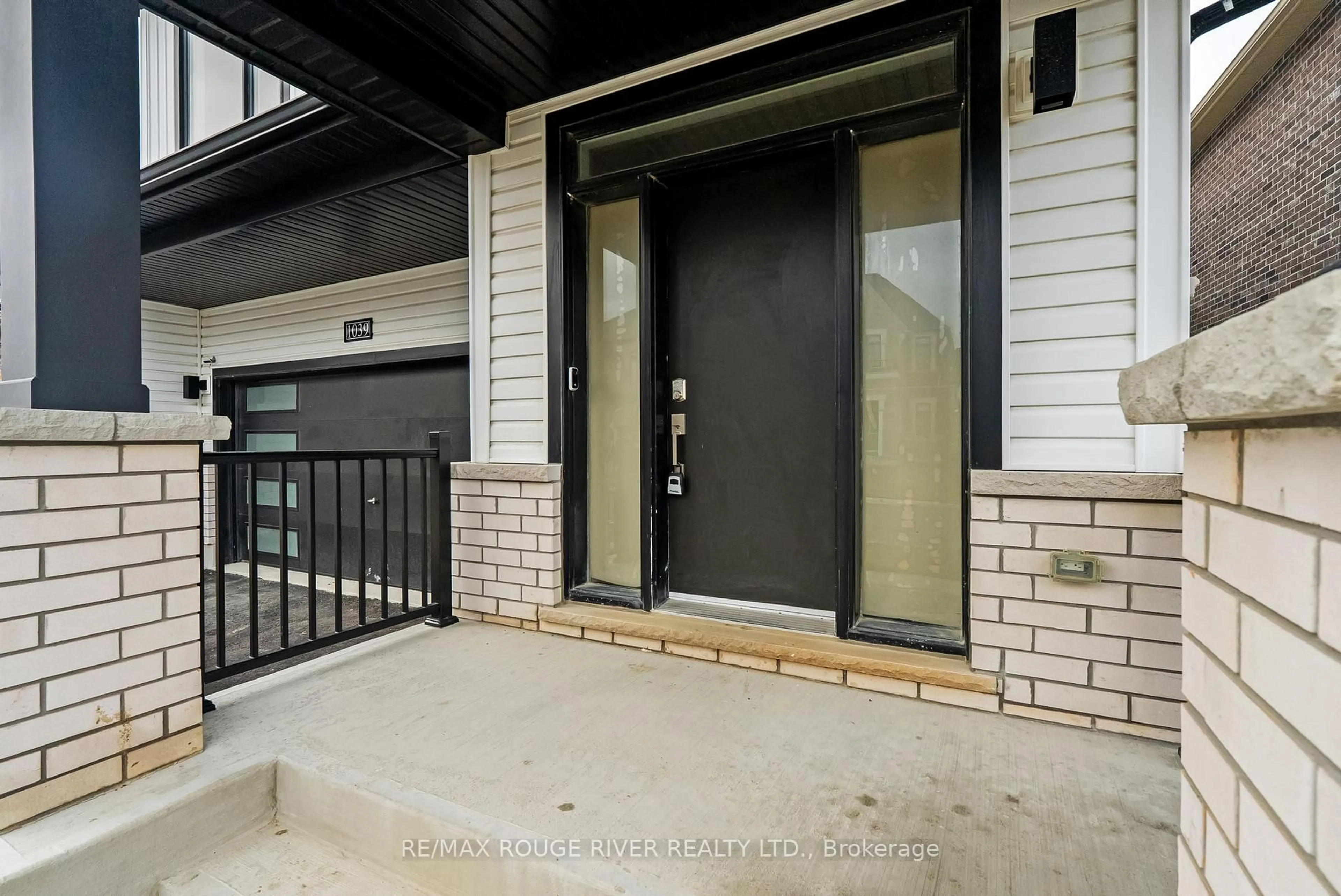Indoor entryway for 1039 Thompson Dr, Oshawa Ontario L1L 0V6