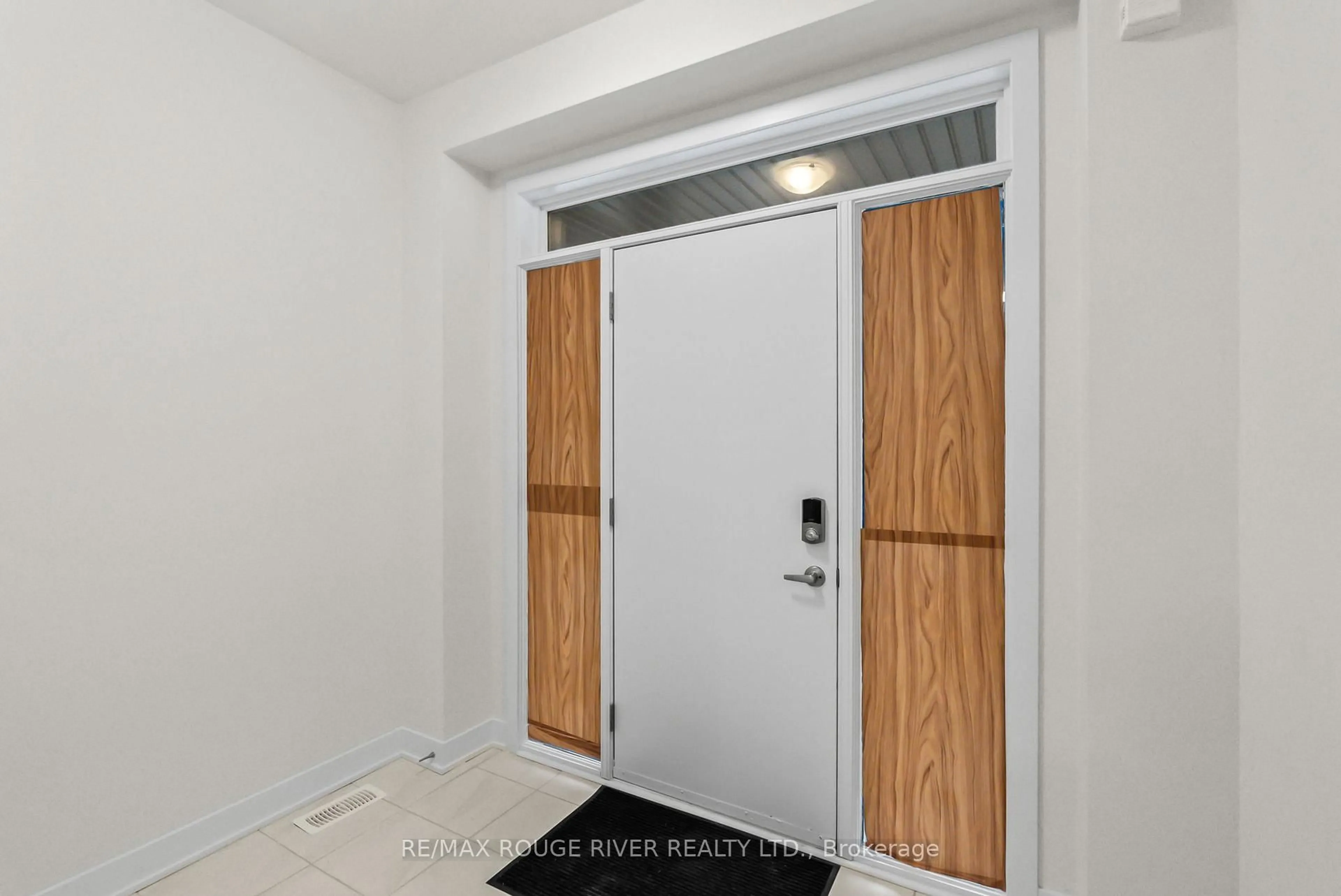 Indoor entryway for 1039 Thompson Dr, Oshawa Ontario L1L 0V6