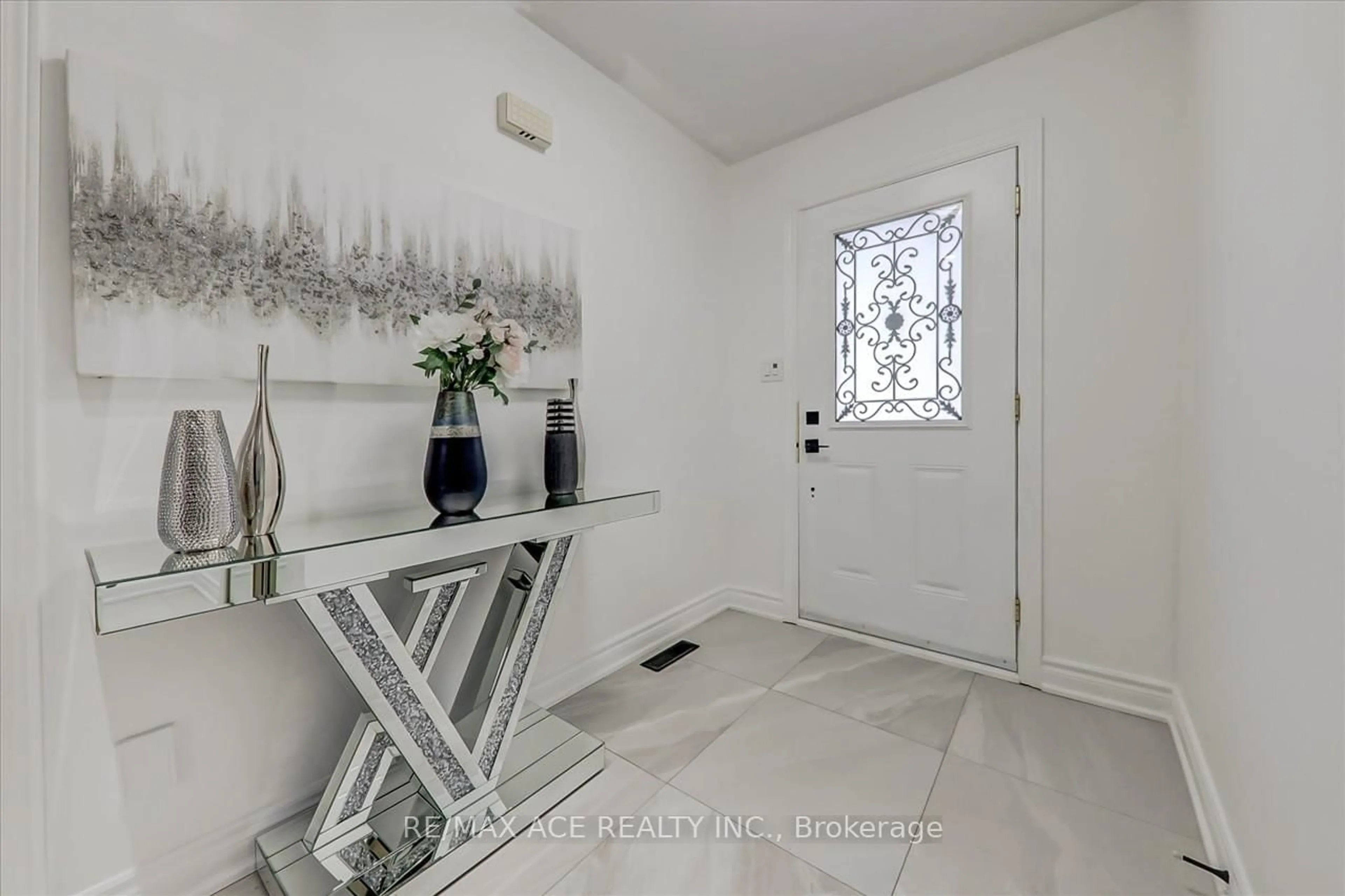 Indoor entryway for 1579 Heathside Cres, Pickering Ontario L1V 5X1
