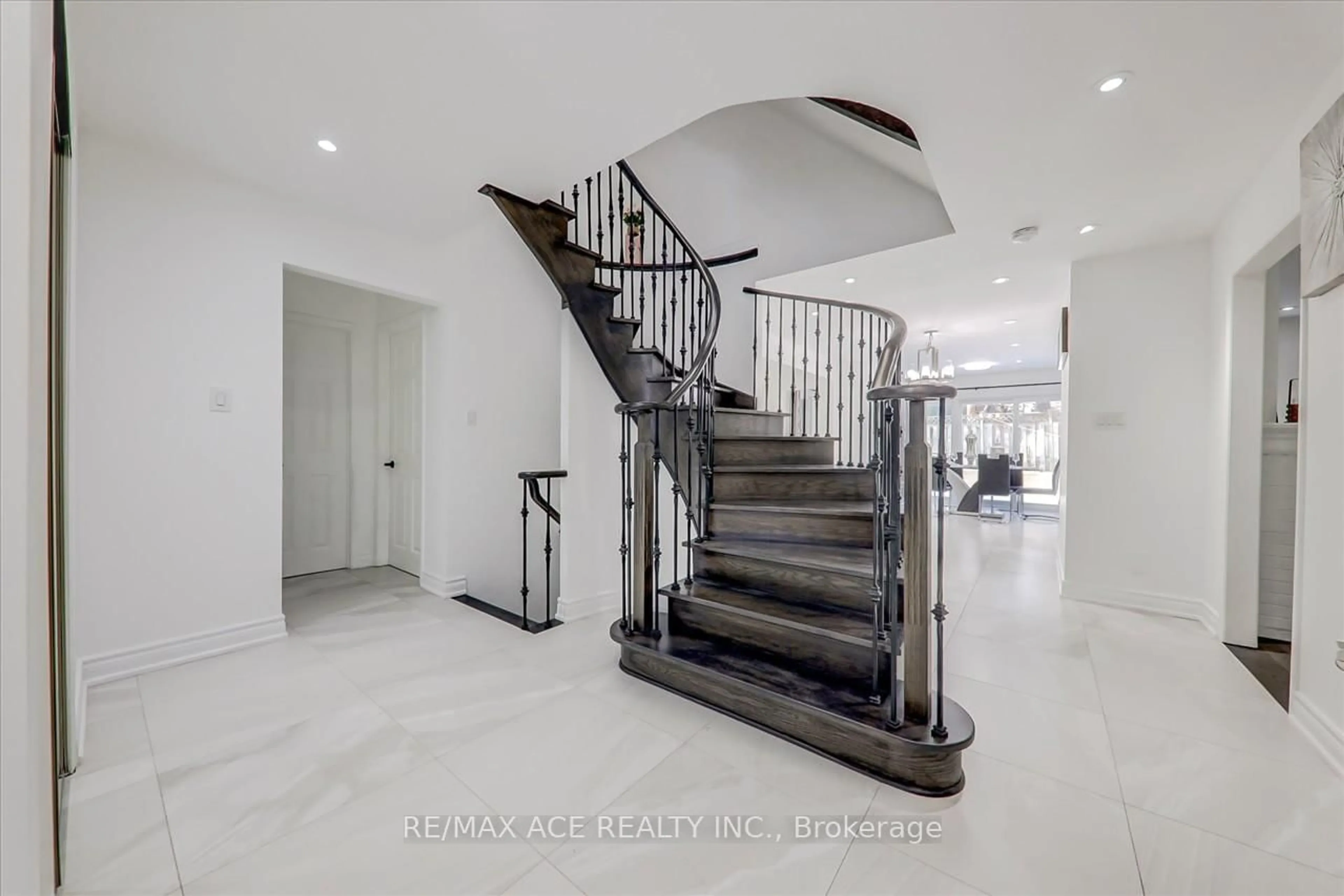 Indoor foyer for 1579 Heathside Cres, Pickering Ontario L1V 5X1
