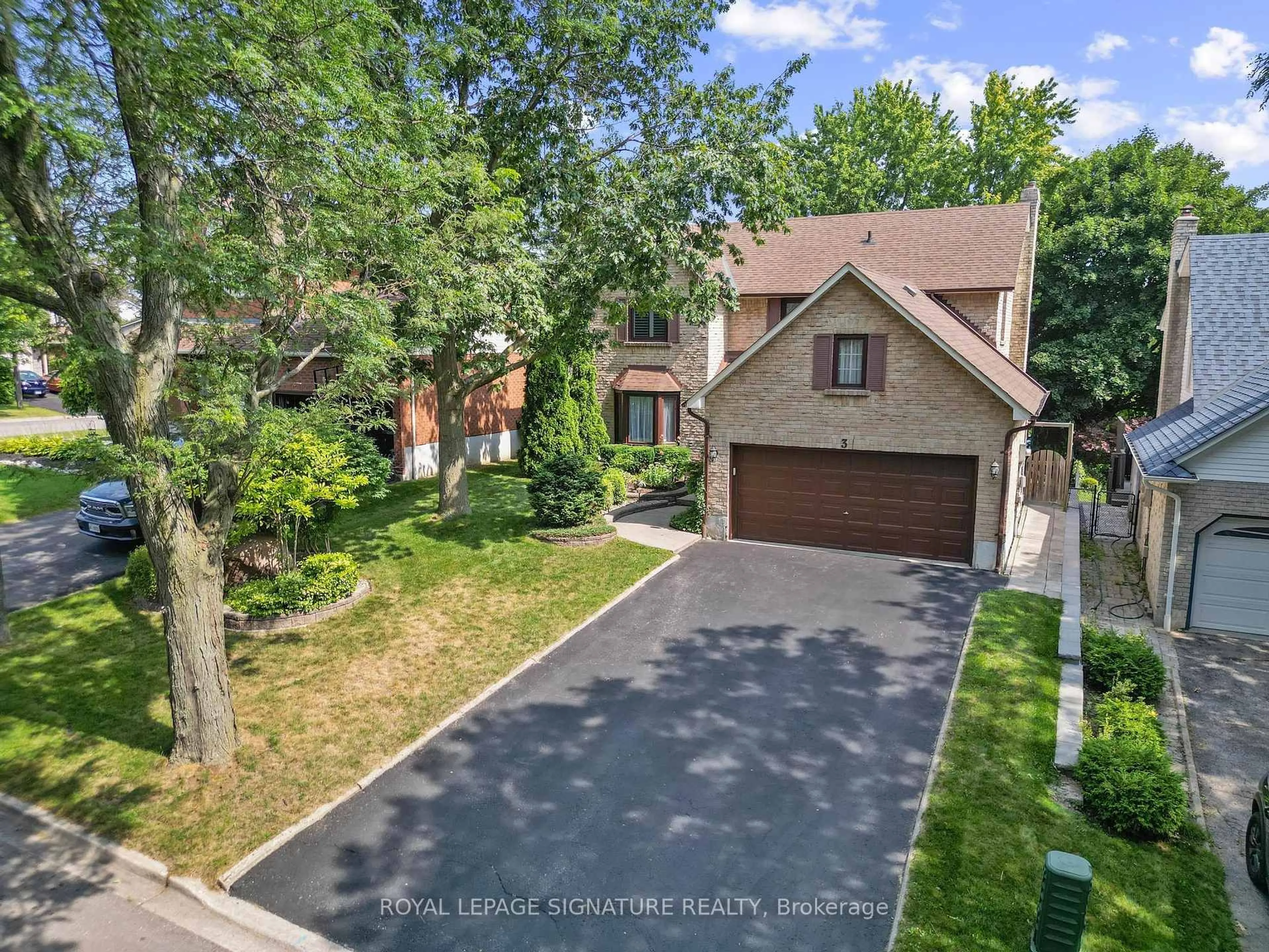 A pic from outside/outdoor area/front of a property/back of a property/a pic from drone, street for 3 Nearctic Crt, Whitby Ontario L1N 6P7