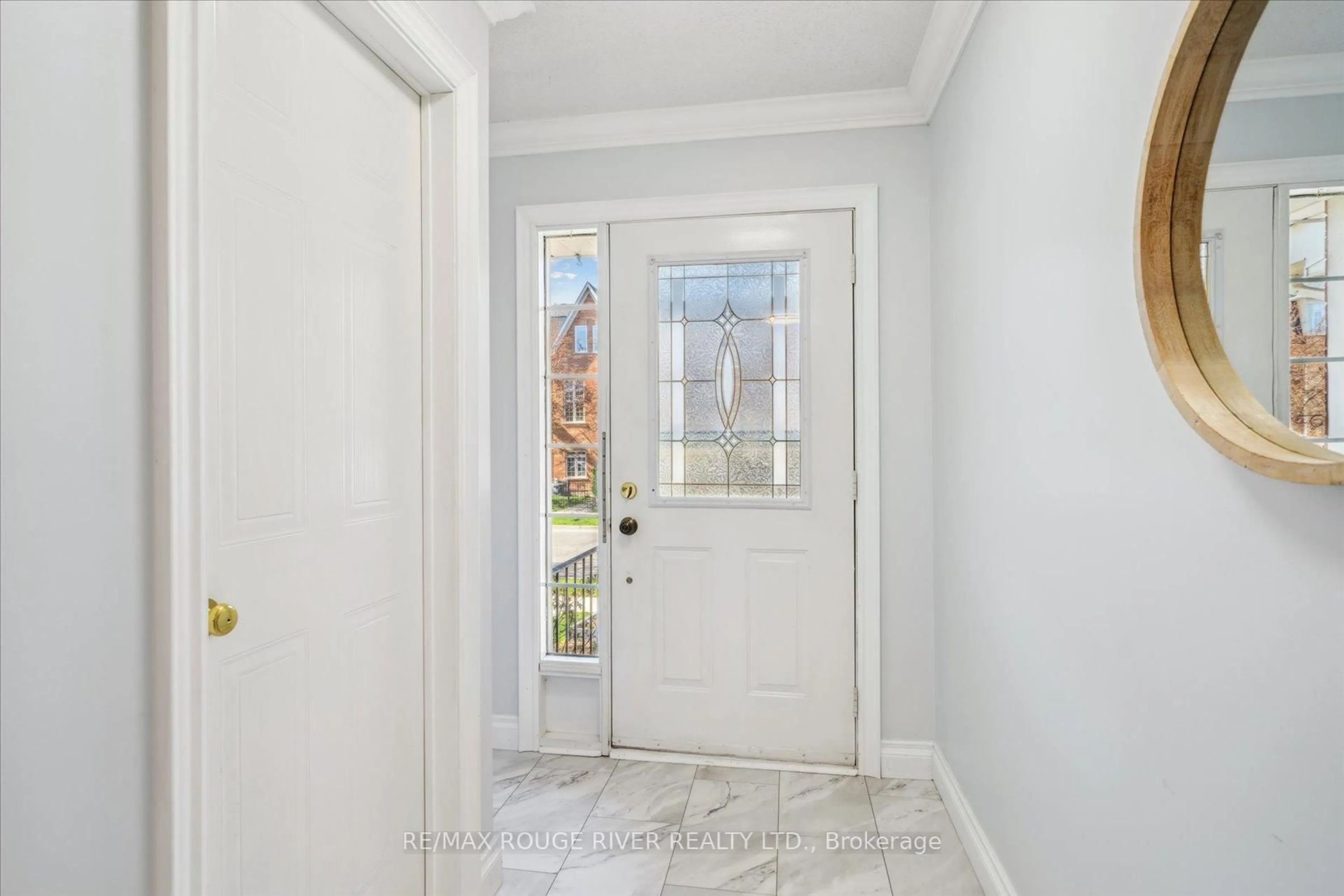 Indoor entryway for 19 Wallace Dr, Whitby Ontario L1N 9G9