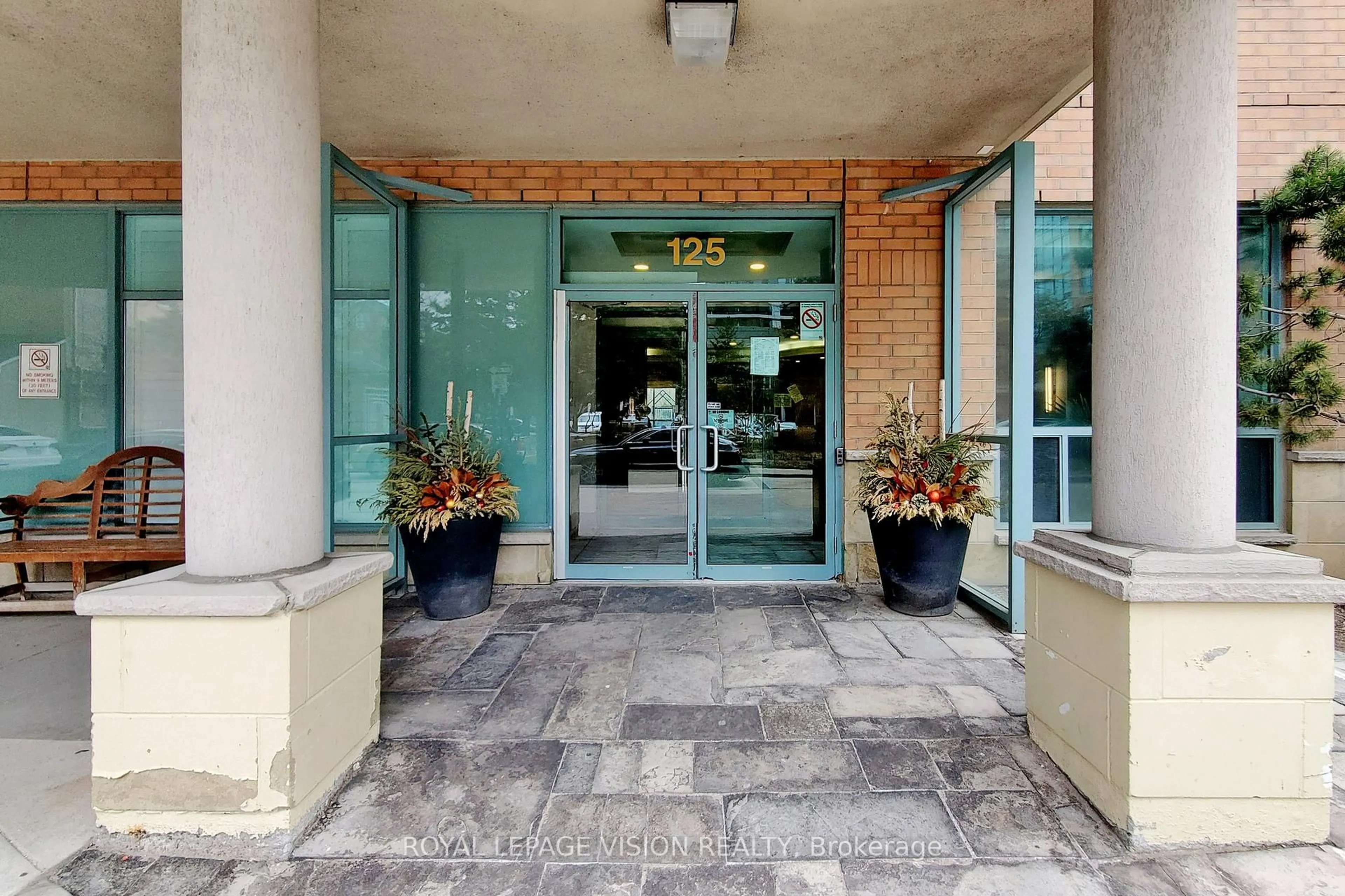 Indoor foyer for 125 Omni Dr #1638, Toronto Ontario M1P 5A9