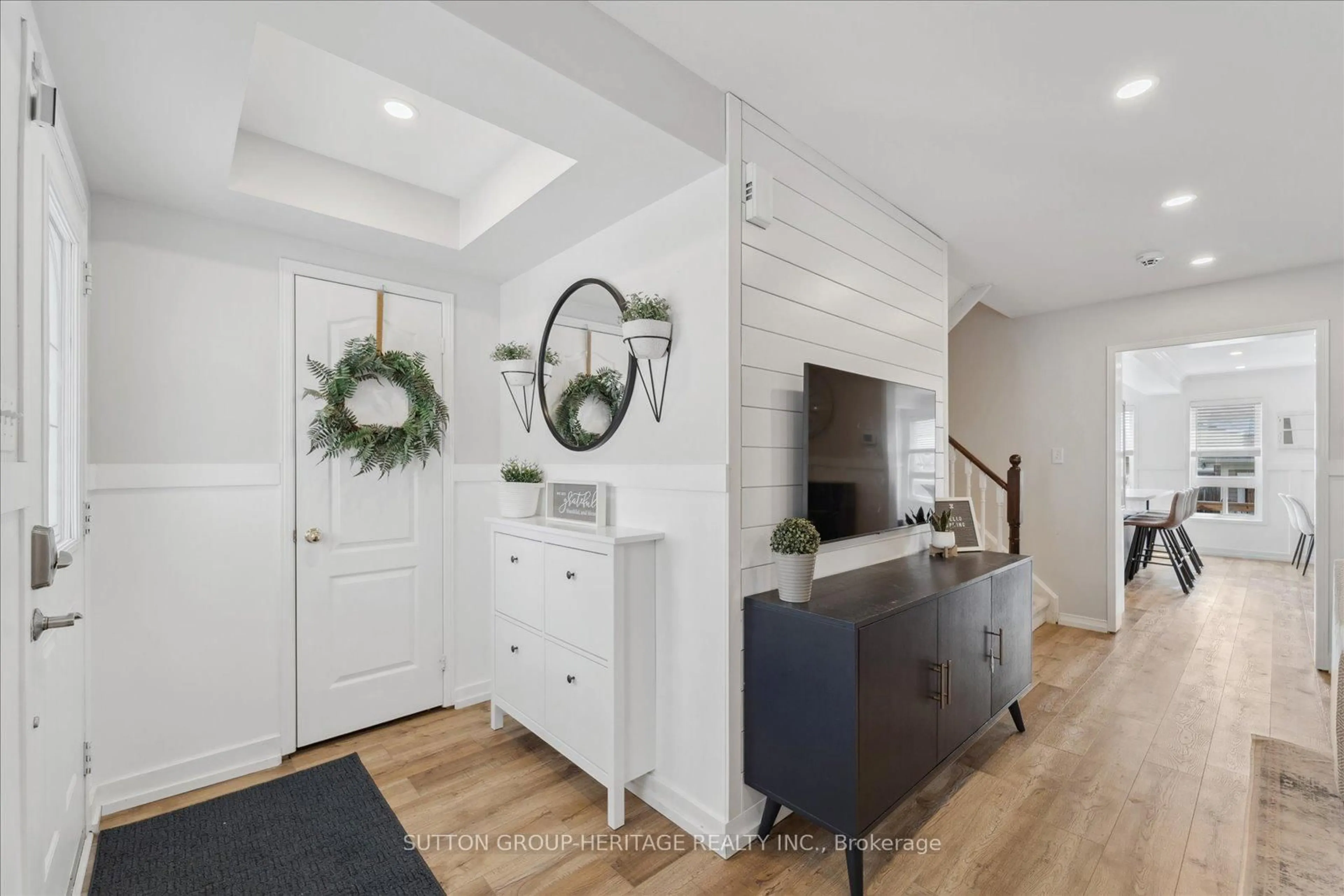 Indoor entryway for 23 Vallance Way #25, Whitby Ontario L1M 0E7