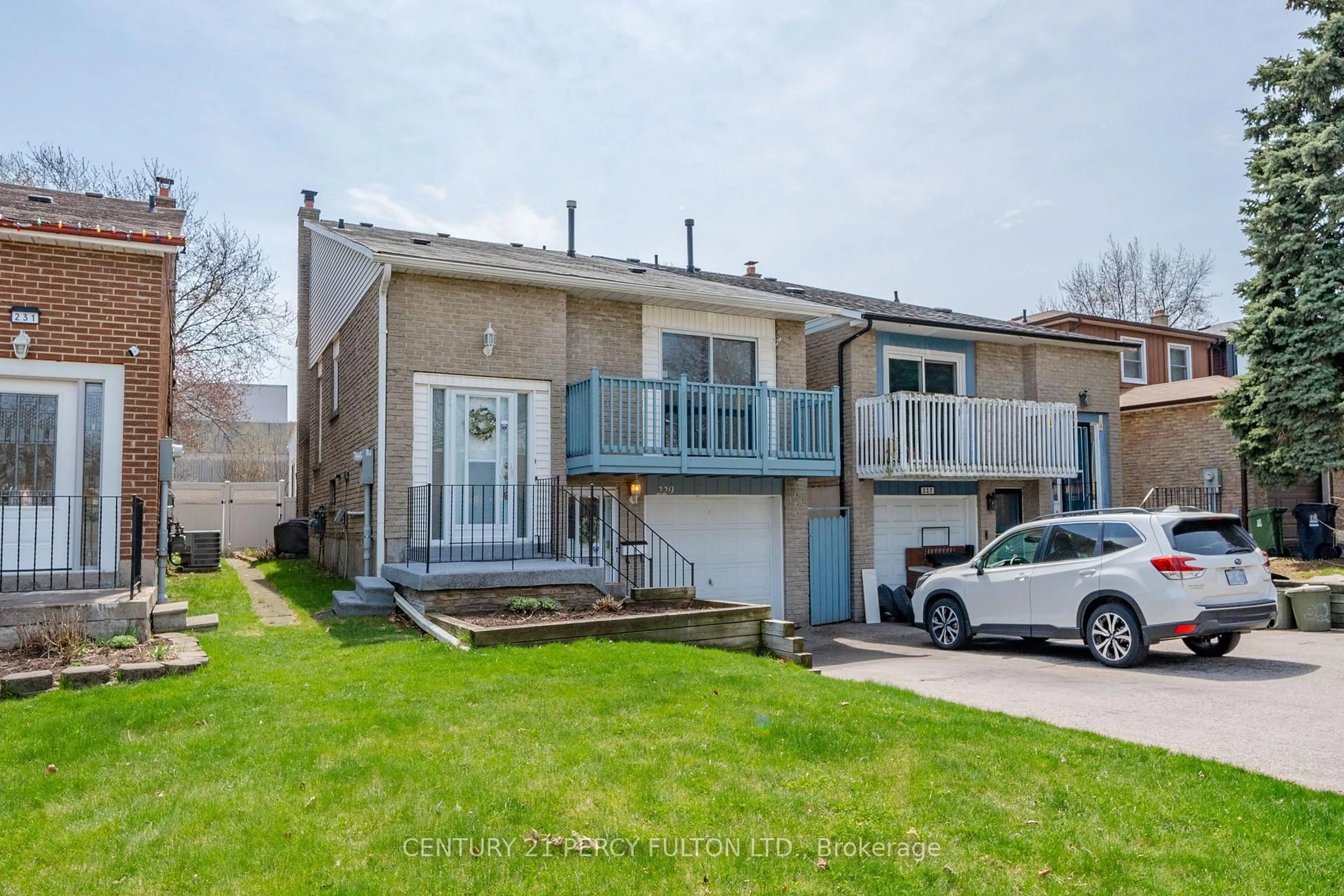 Home with vinyl exterior material, street for 229 Invergordon Ave, Toronto Ontario M1S 3Z1
