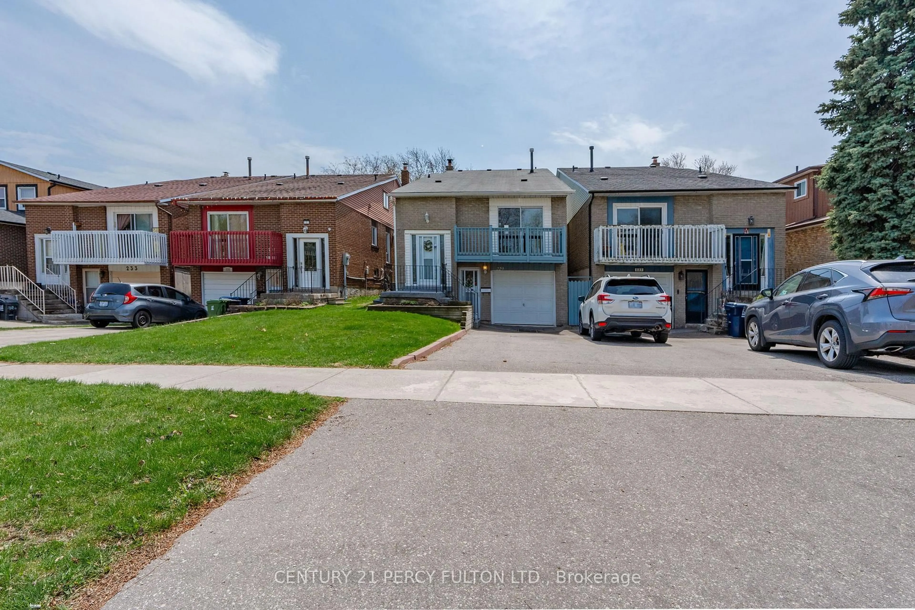 A pic from outside/outdoor area/front of a property/back of a property/a pic from drone, street for 229 Invergordon Ave, Toronto Ontario M1S 3Z1