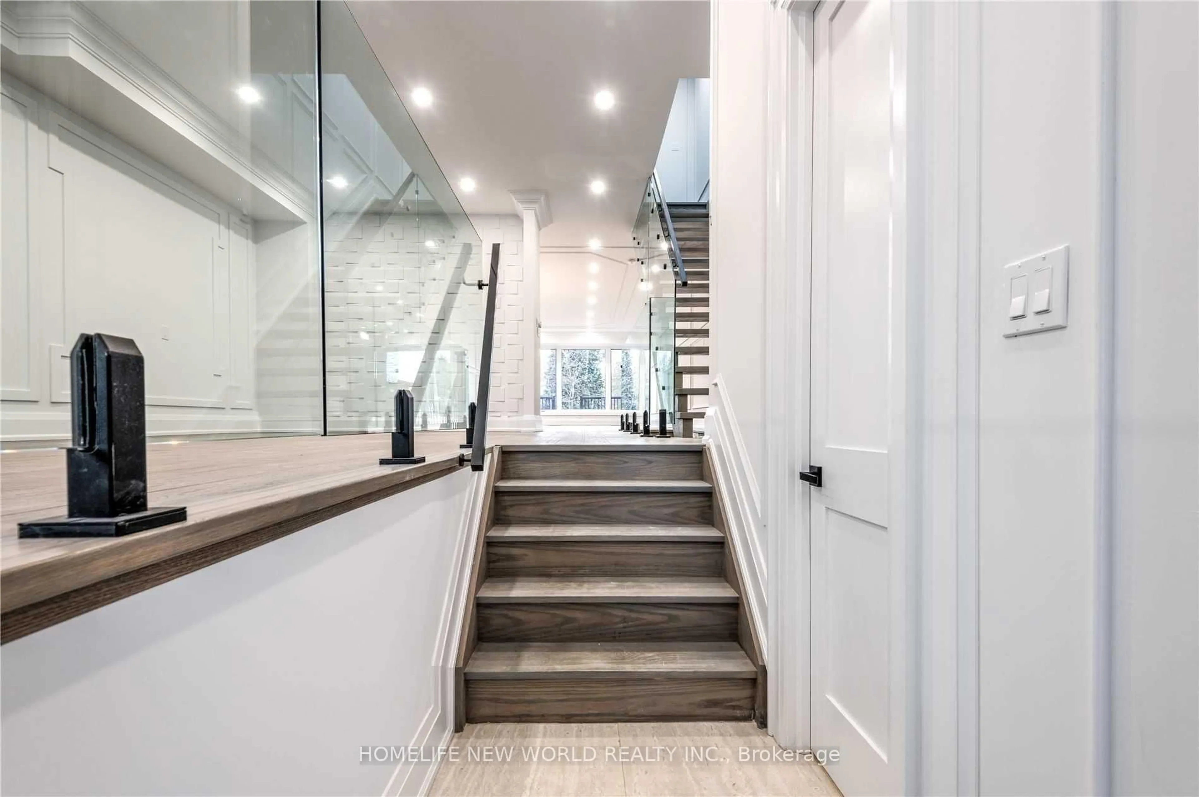 Indoor entryway for 195 Danforth Rd, Toronto Ontario M1L 3X1