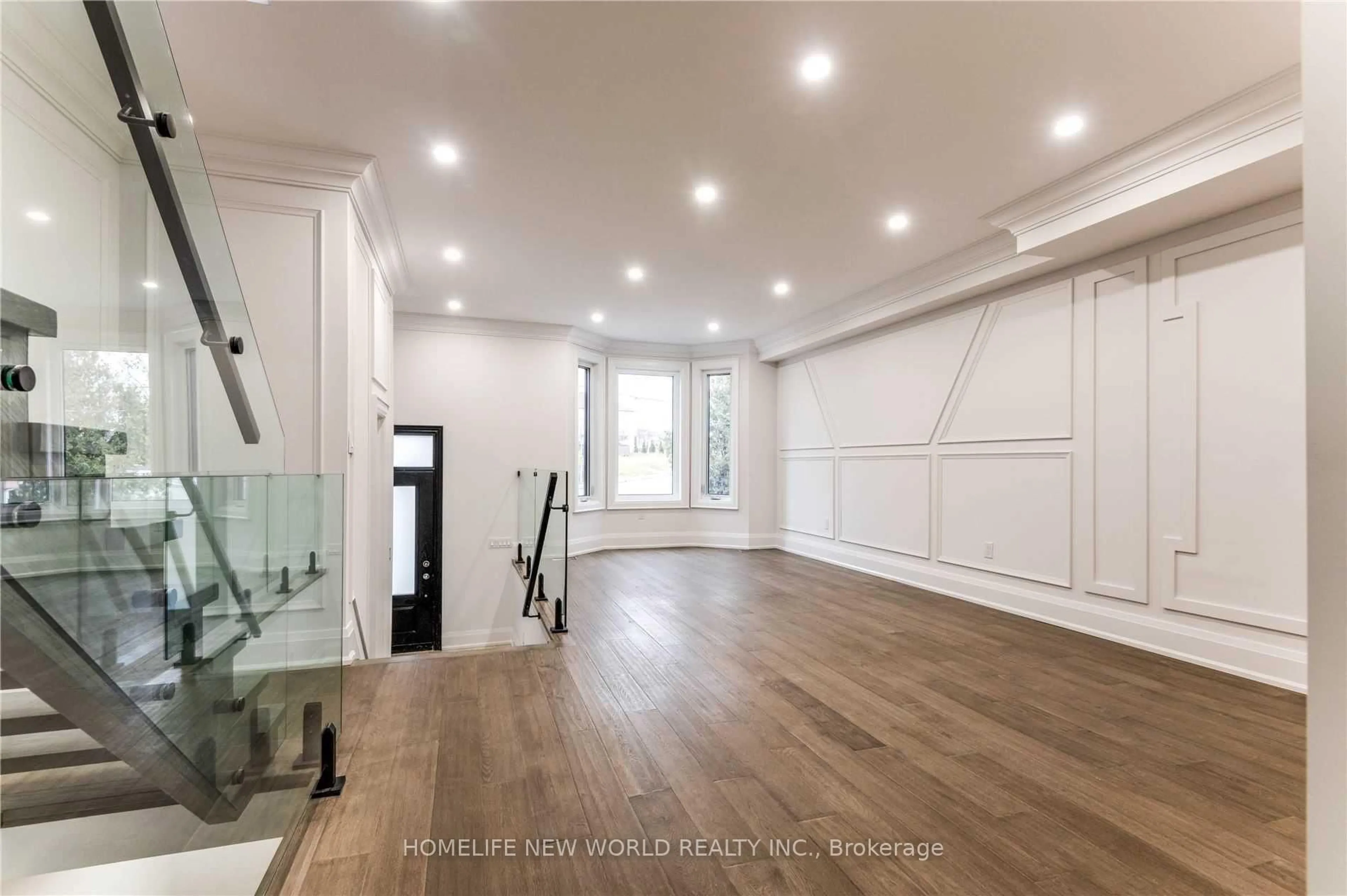 Indoor foyer for 195 Danforth Rd, Toronto Ontario M1L 3X1