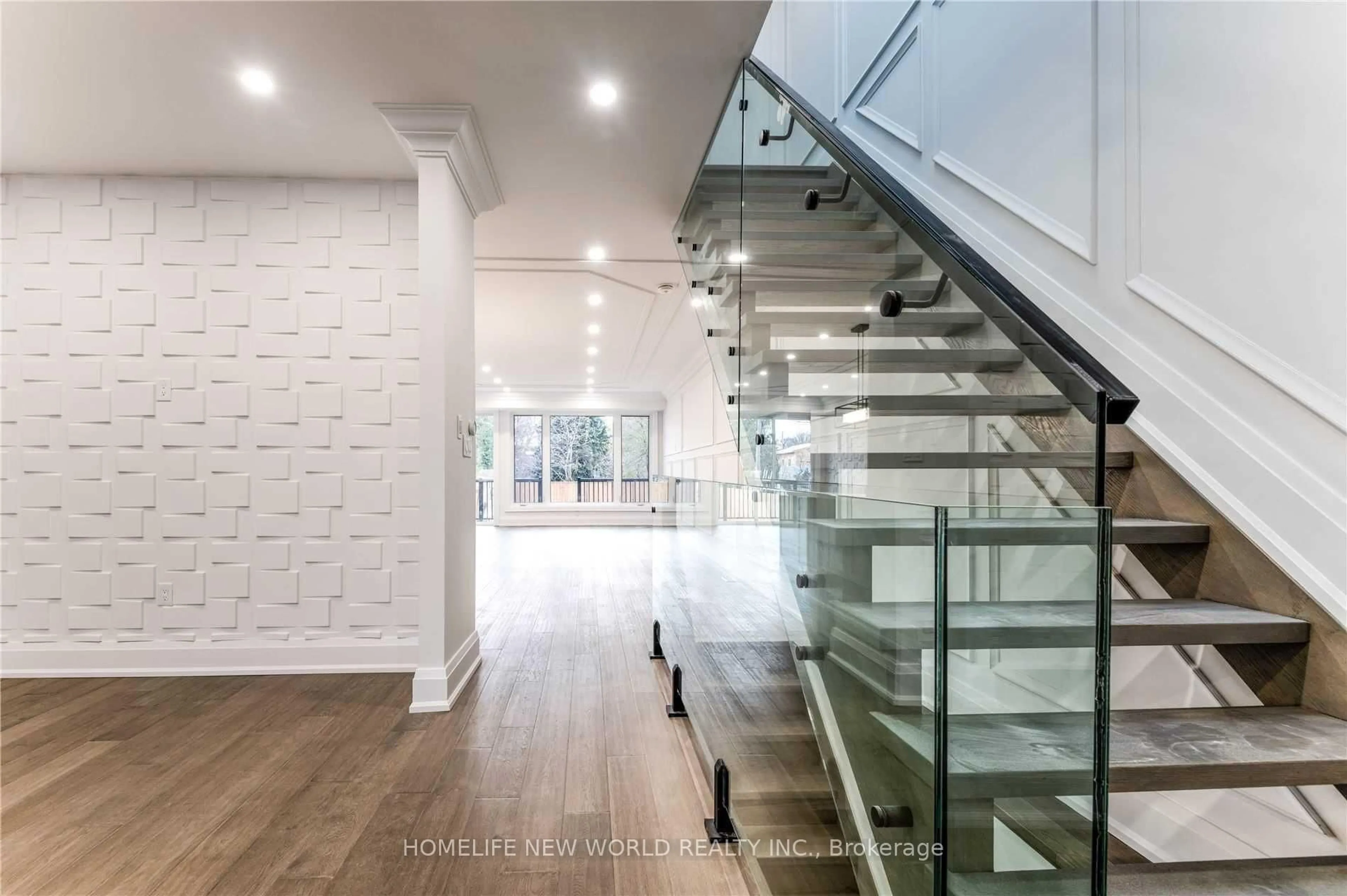 Indoor foyer for 195 Danforth Rd, Toronto Ontario M1L 3X1