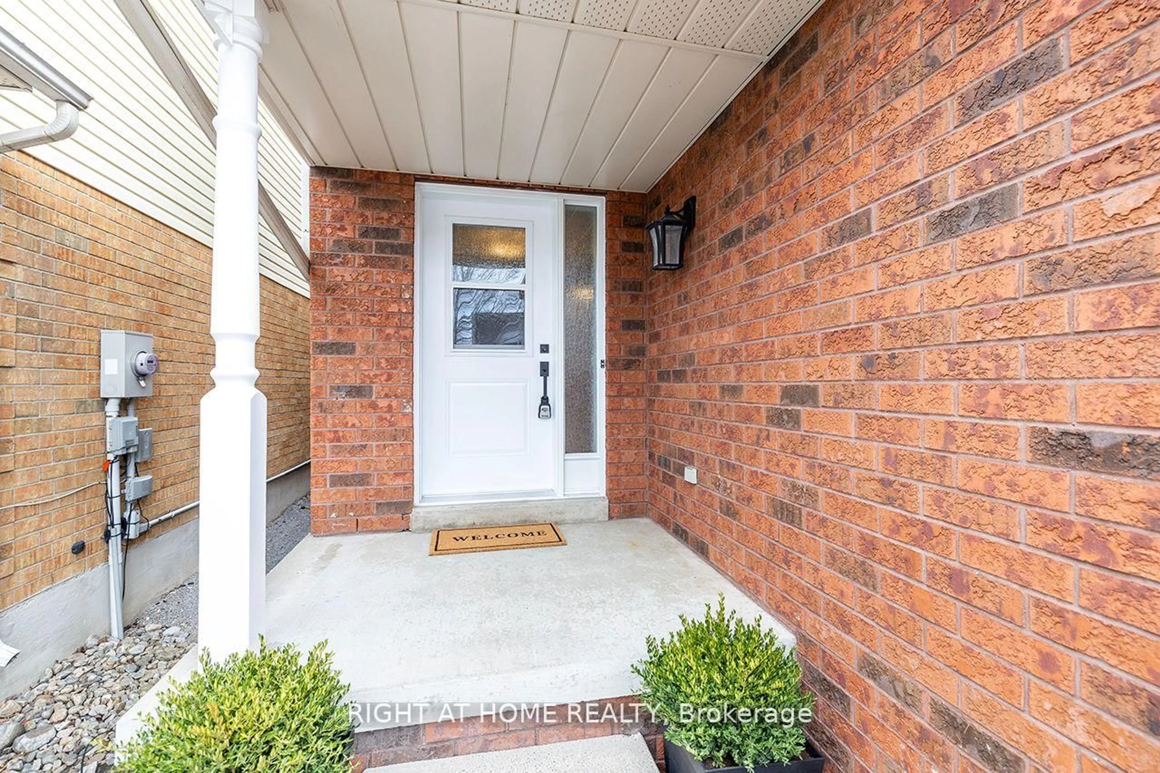 Indoor entryway for 14 Brownstone Cres, Clarington Ontario L1E 2Y1