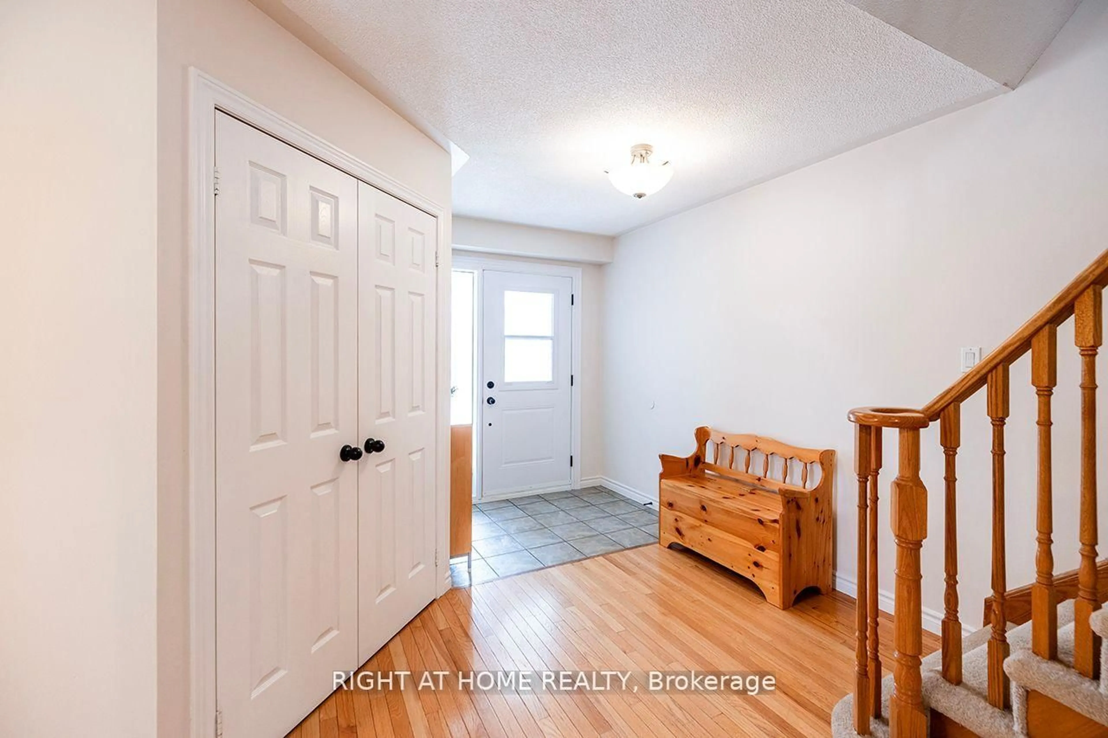 Indoor entryway for 14 Brownstone Cres, Clarington Ontario L1E 2Y1