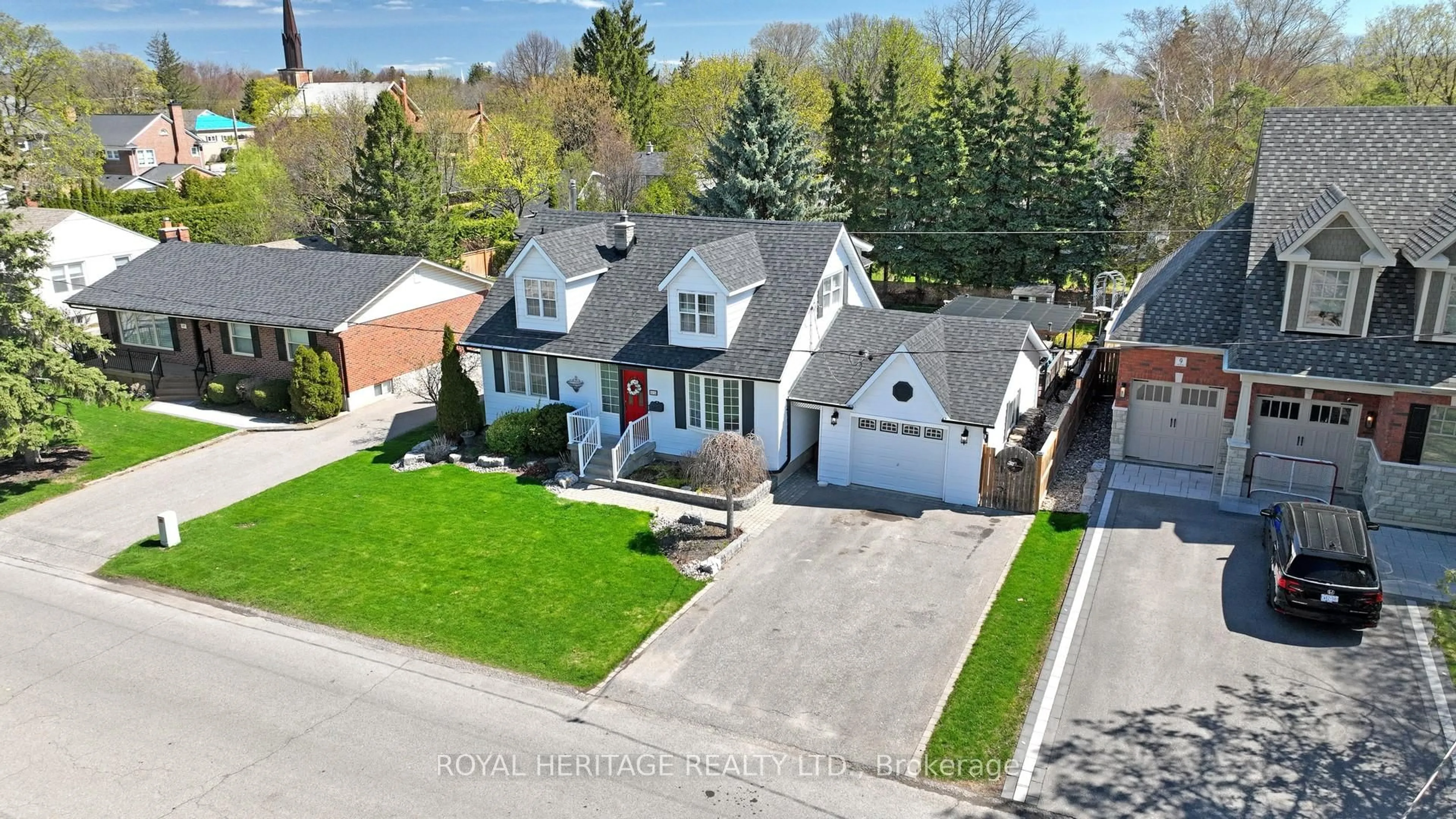 A pic from outside/outdoor area/front of a property/back of a property/a pic from drone, street for 11 Durham St, Whitby Ontario L1M 1A5