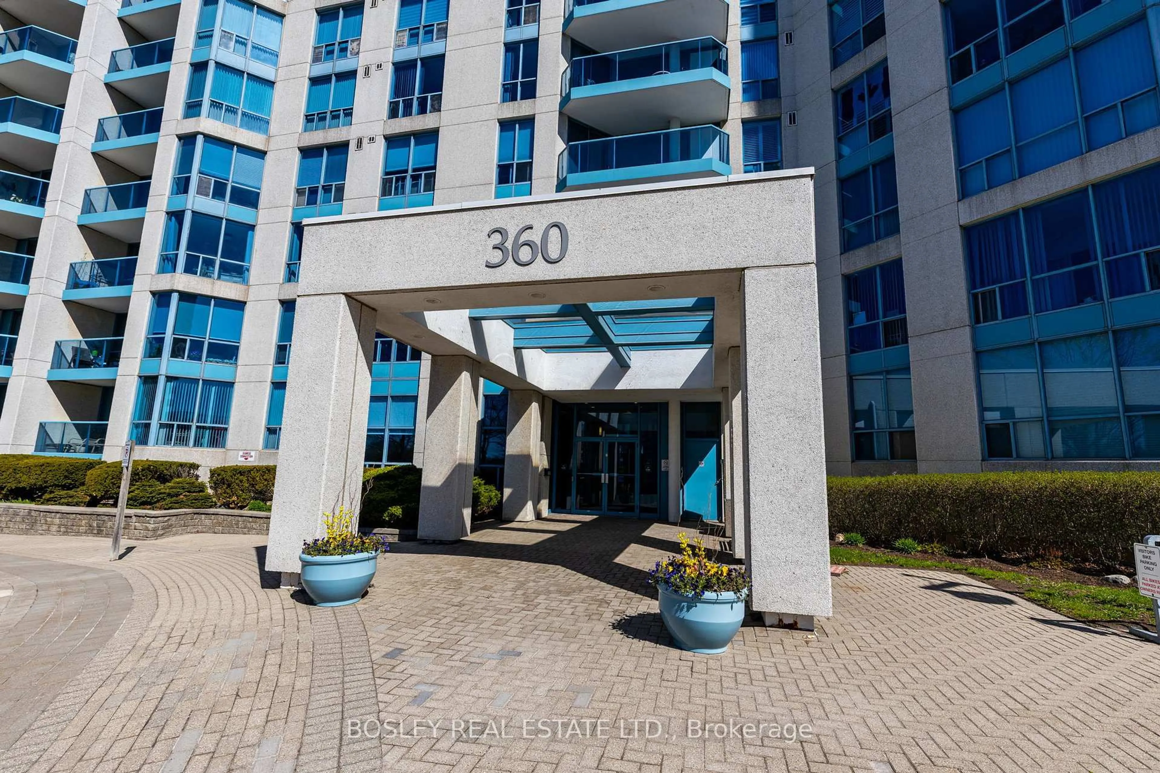 Indoor foyer for 360 Watson St #402, Whitby Ontario L1N 9G2