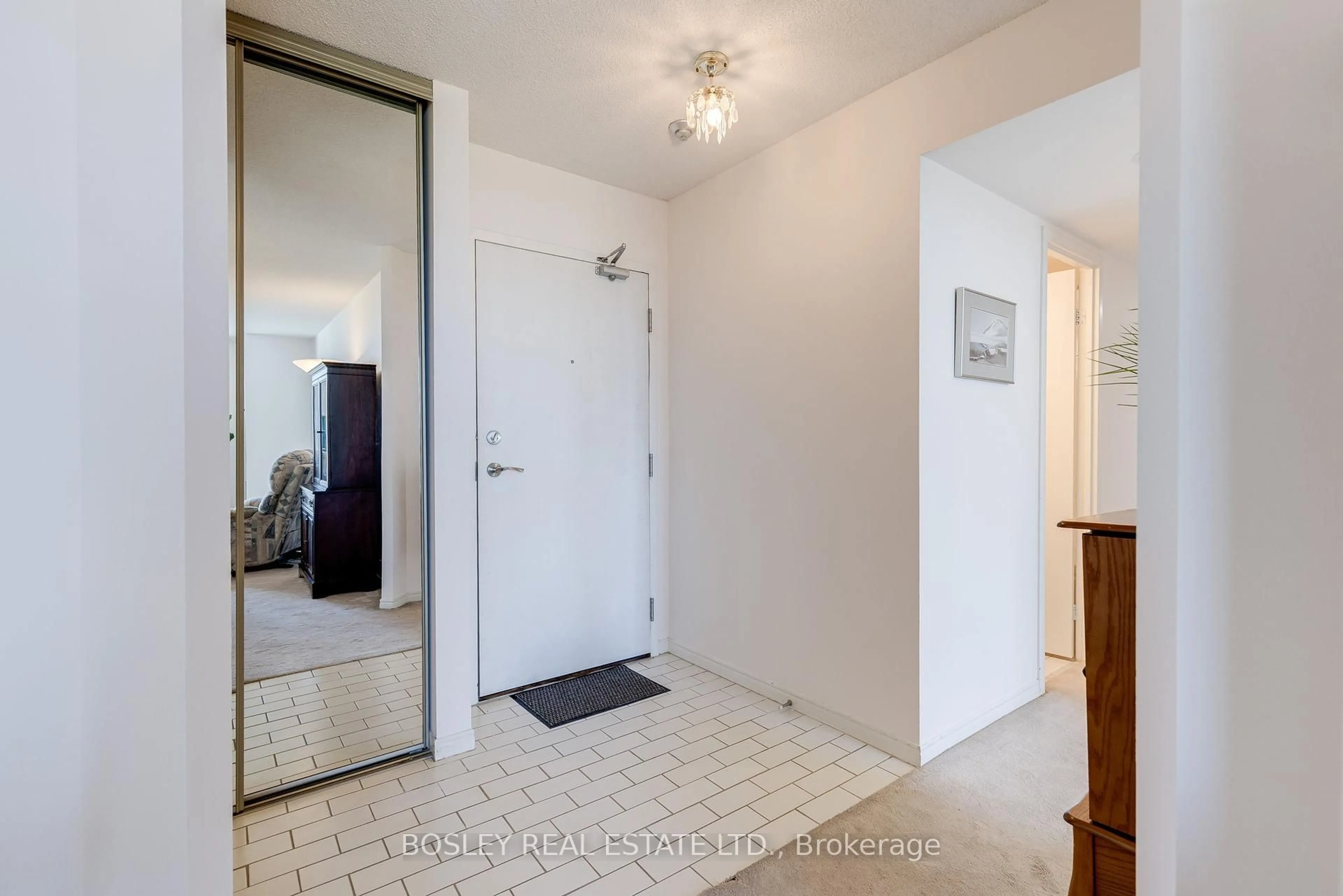 Indoor entryway for 360 Watson St #402, Whitby Ontario L1N 9G2
