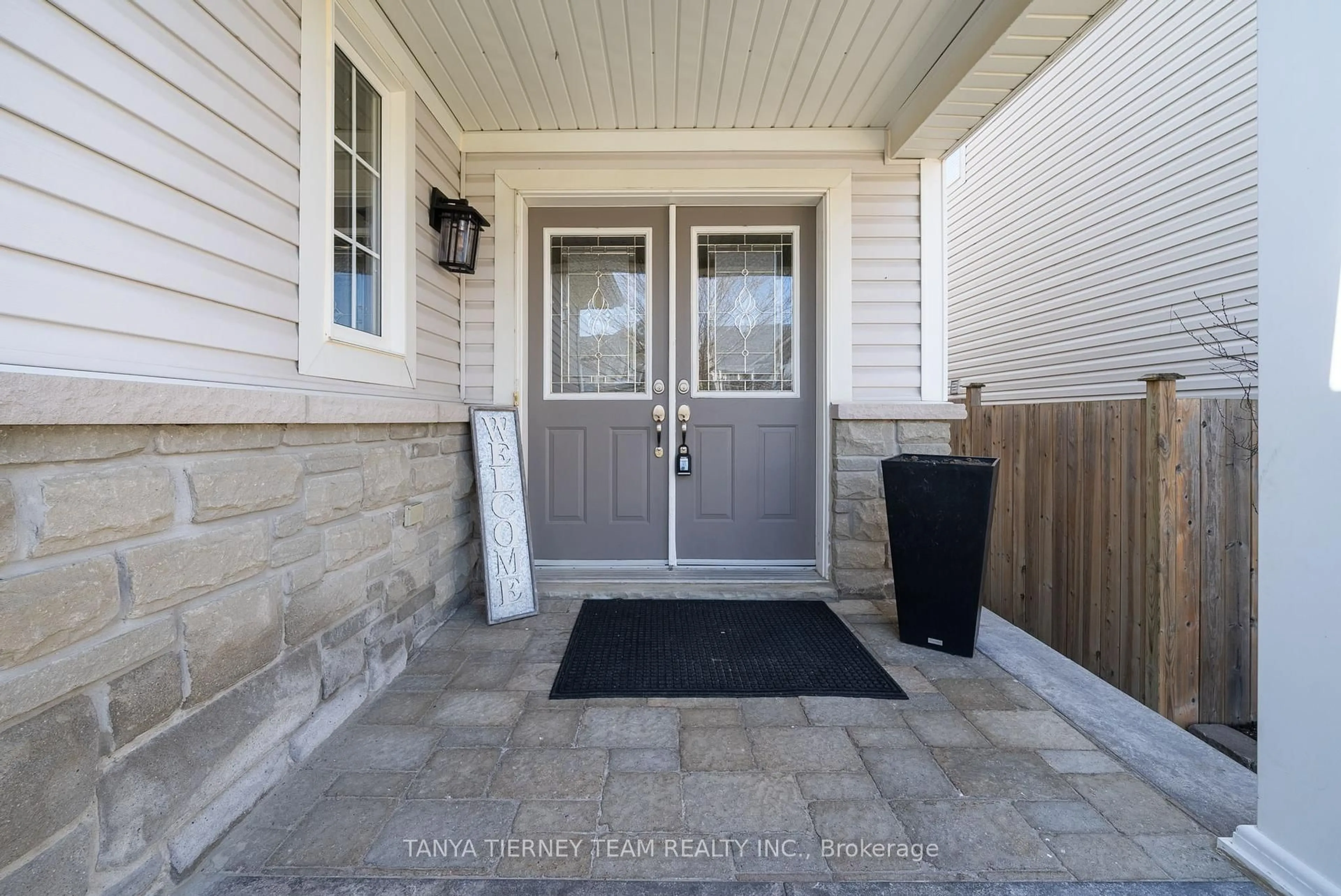 Indoor entryway for 6 Mikayla Cres, Whitby Ontario L1M 2H8
