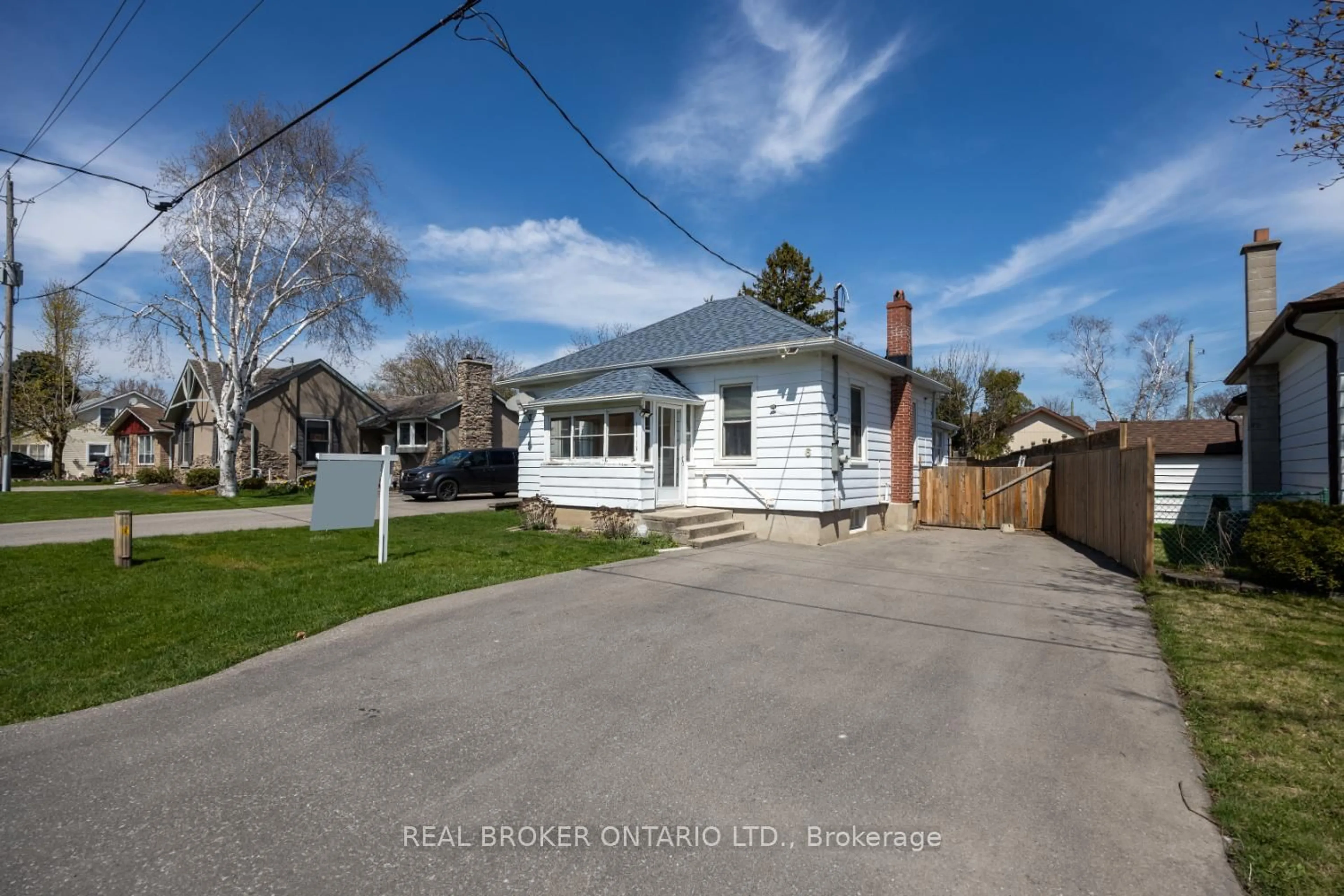 A pic from outside/outdoor area/front of a property/back of a property/a pic from drone, street for 6 Waverley Rd, Clarington Ontario L1C 1K7
