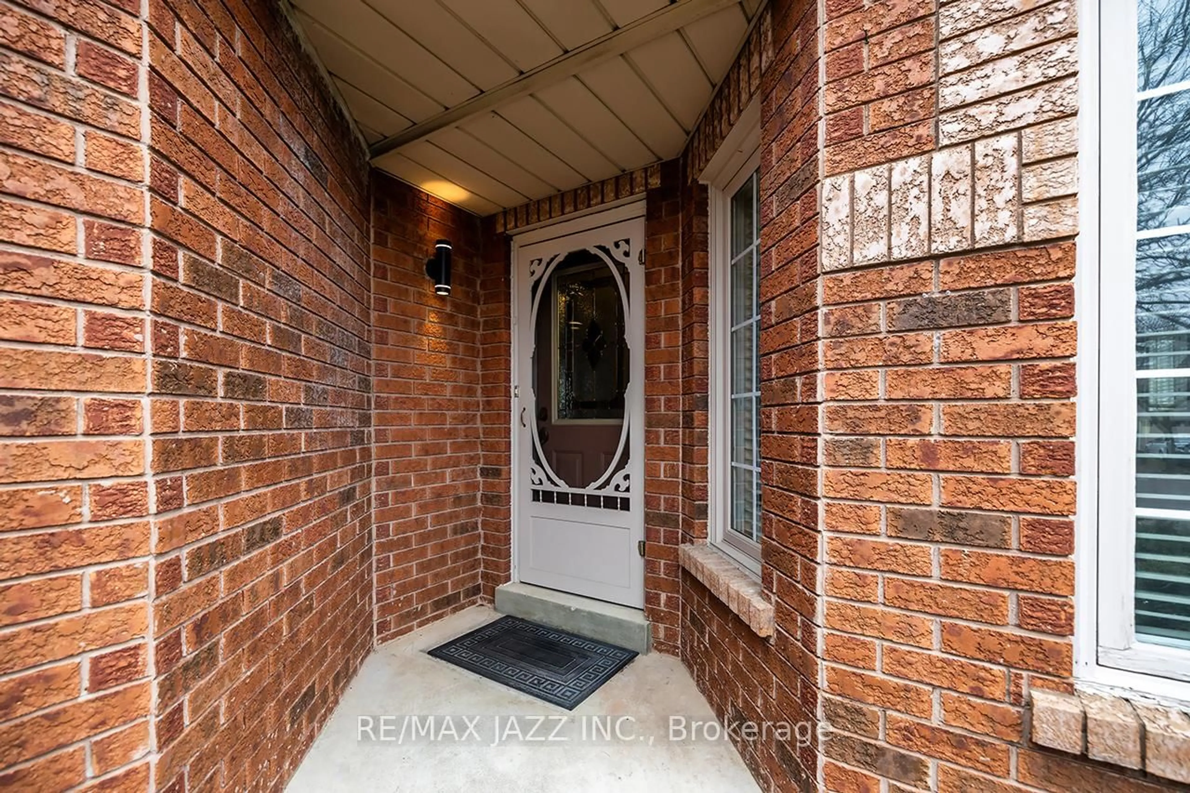 Indoor entryway for 7 Barwick Crt, Whitby Ontario L1N 9C2