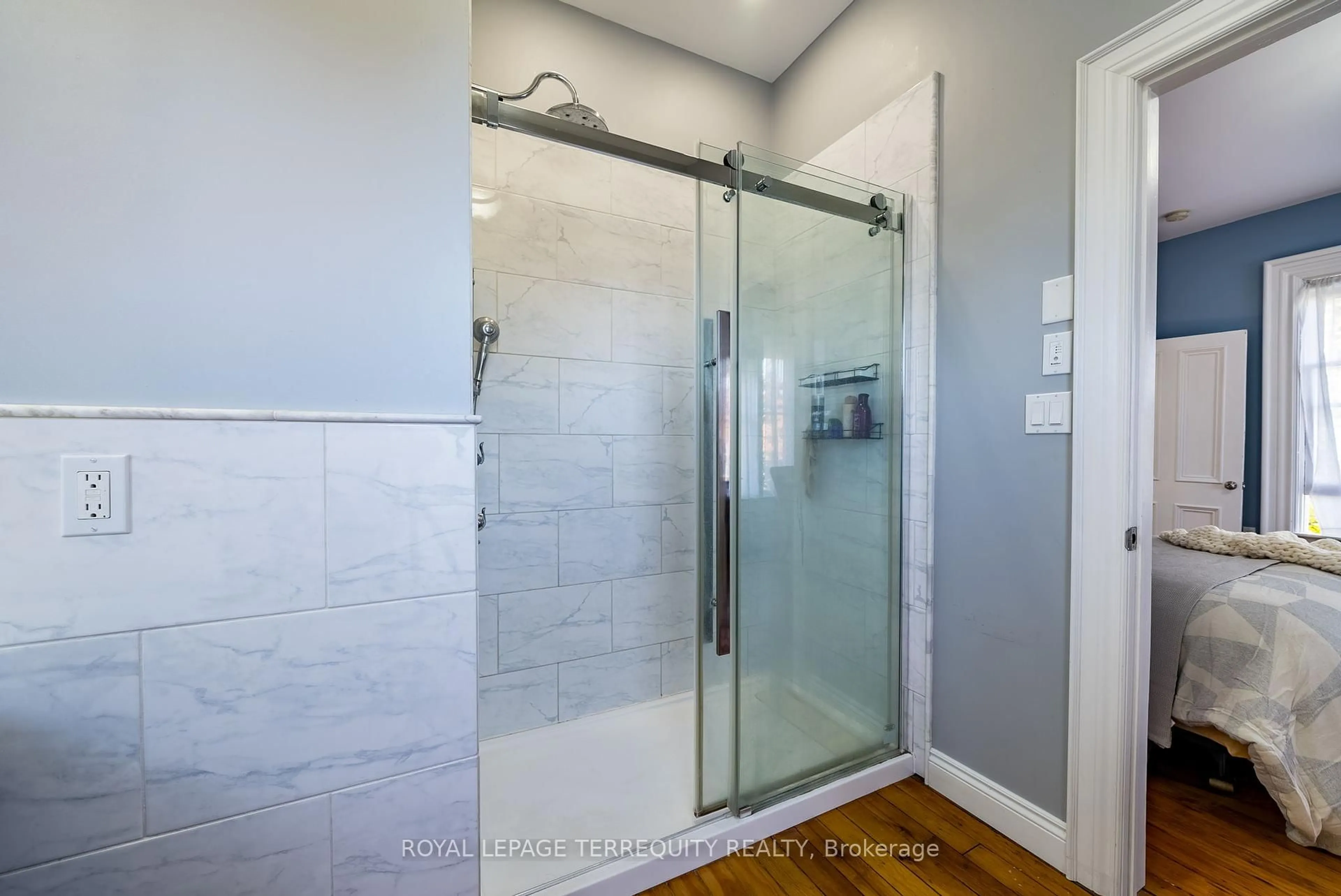 Contemporary bathroom, ceramic/tile floor for 14576 Old Simcoe Rd, Scugog Ontario L9L 1C1