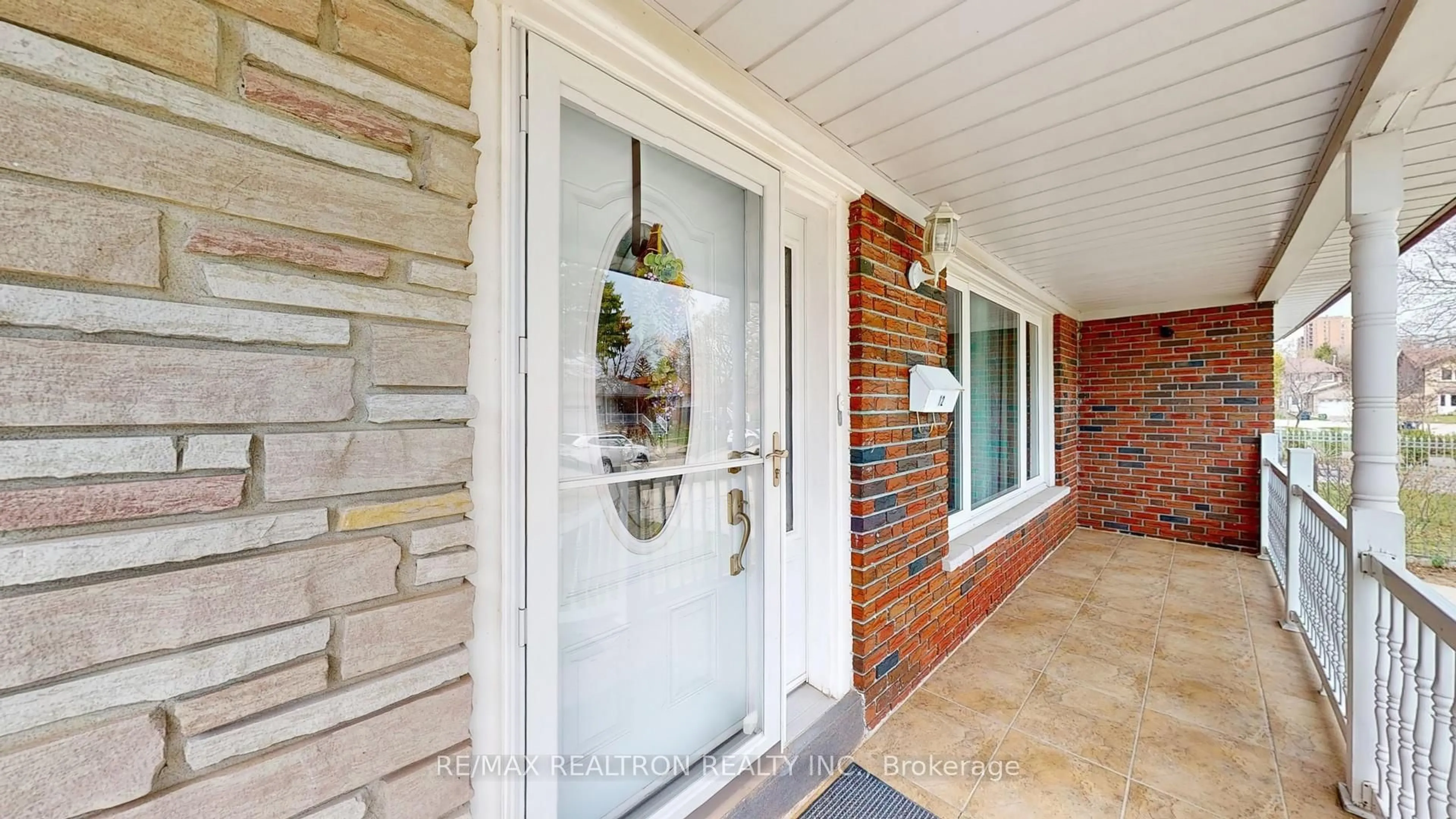 Indoor entryway for 12 Budworth Dr, Toronto Ontario M1E 3H5