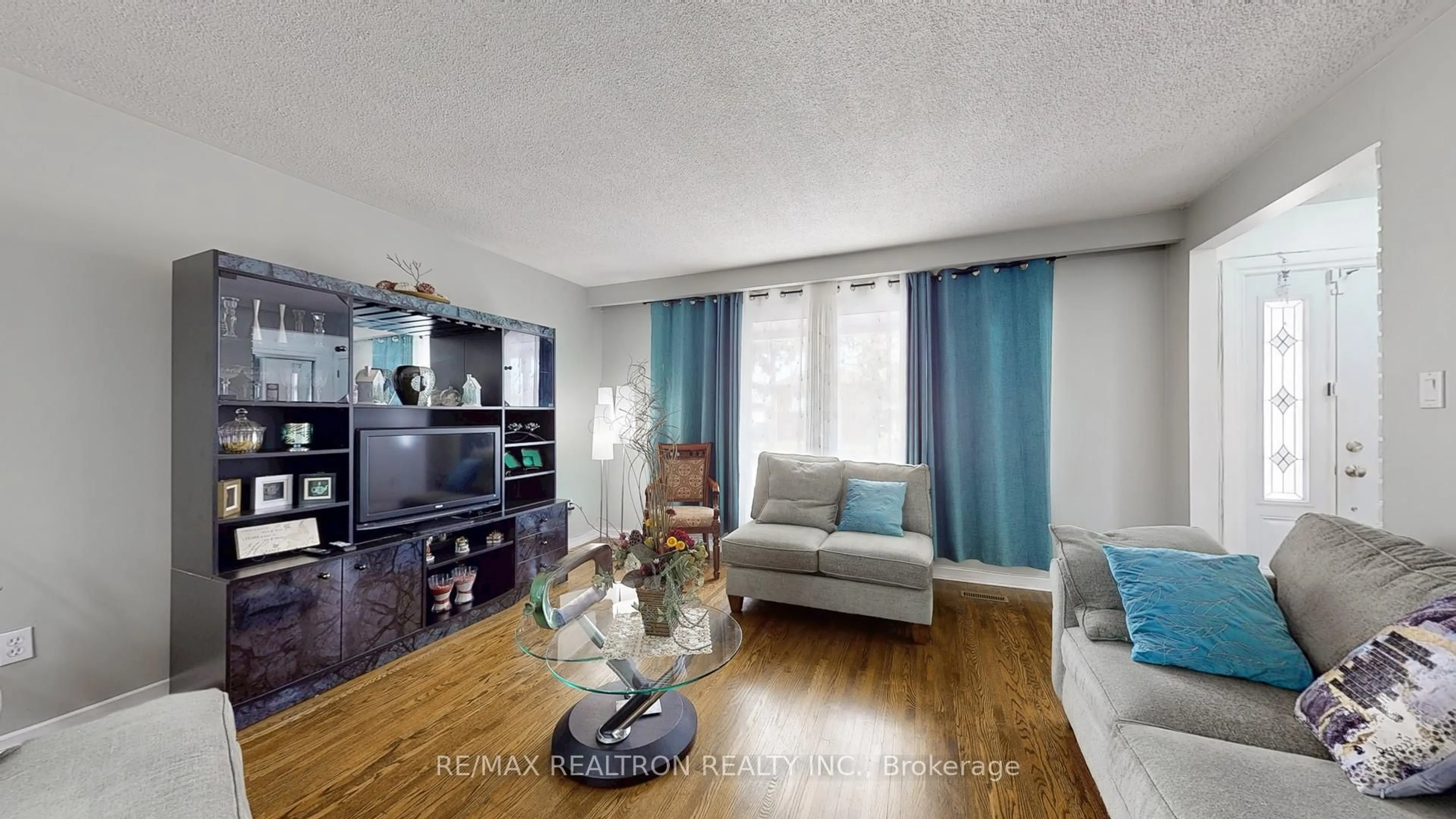 Living room with furniture, wood/laminate floor for 12 Budworth Dr, Toronto Ontario M1E 3H5