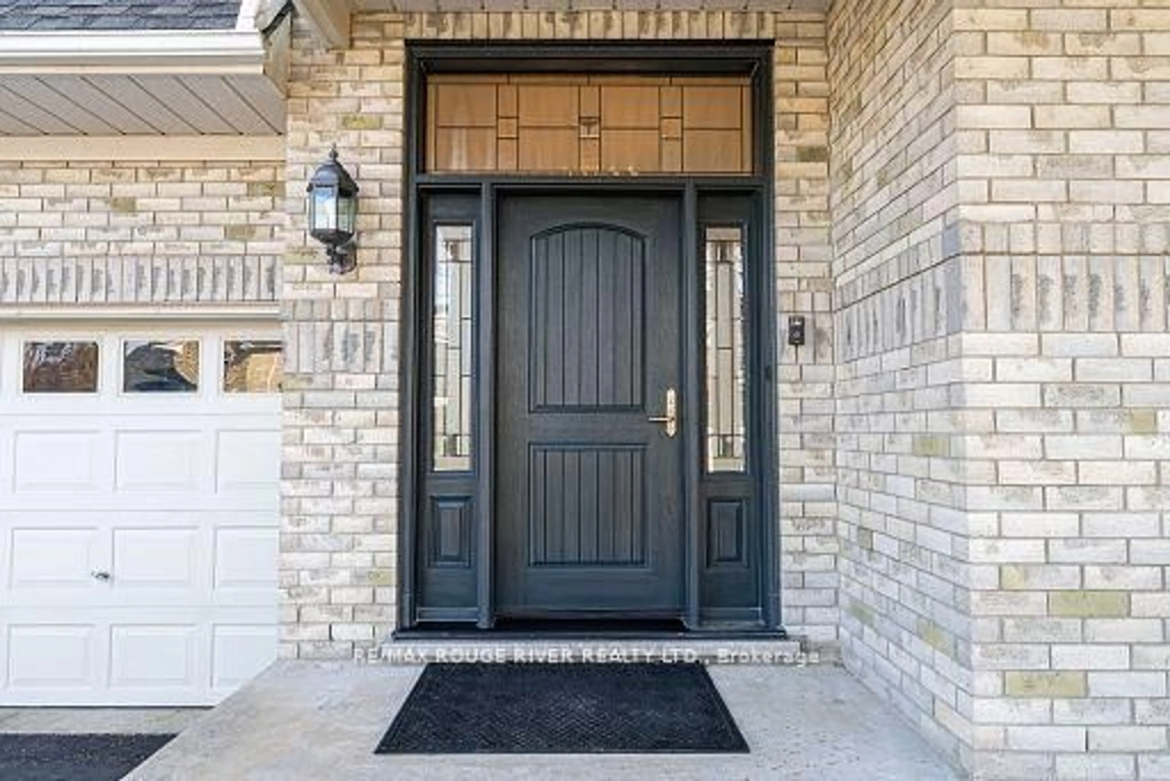 Indoor entryway for 3 Lennon Crt, Whitby Ontario L1P 1P4