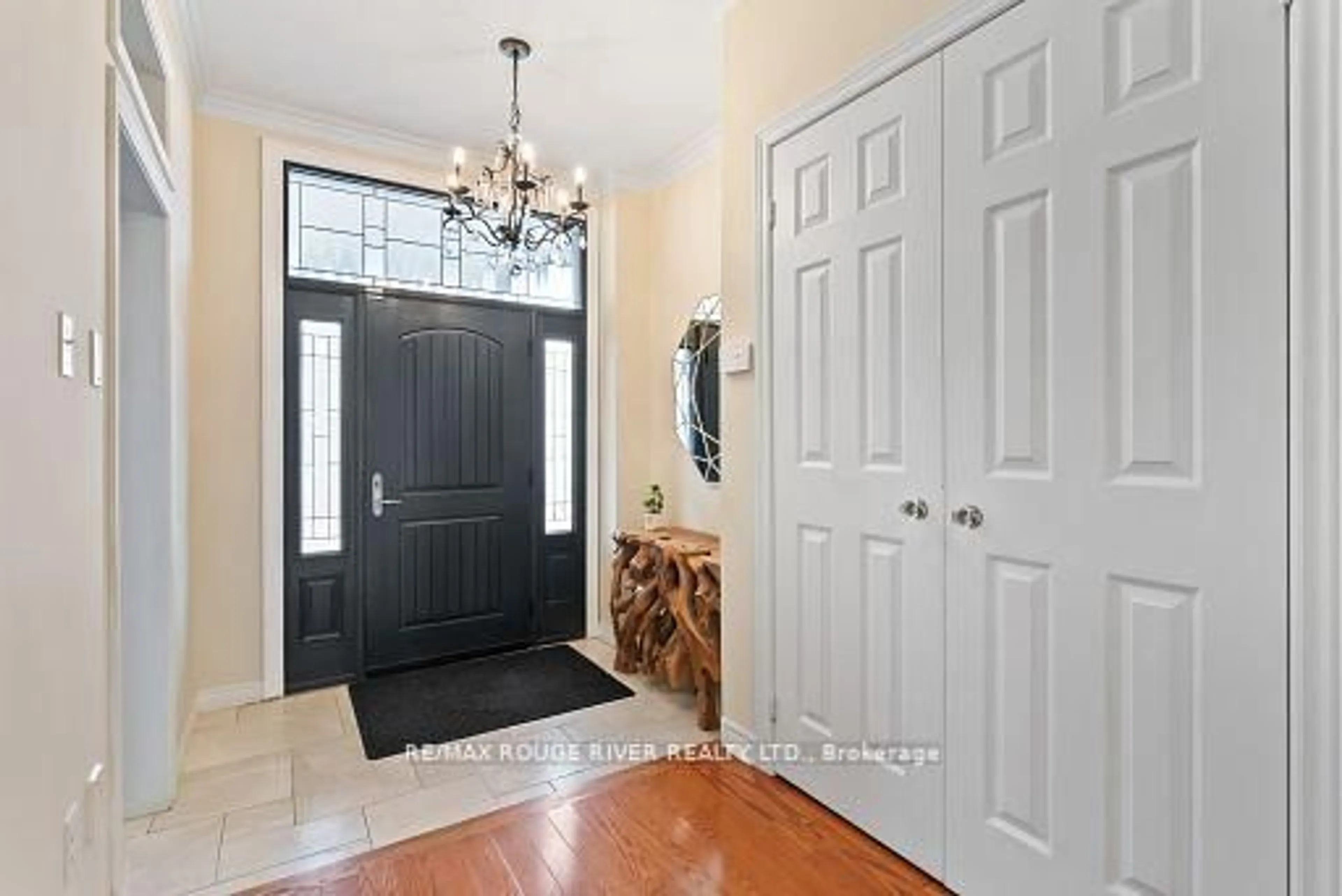 Indoor entryway for 3 Lennon Crt, Whitby Ontario L1P 1P4