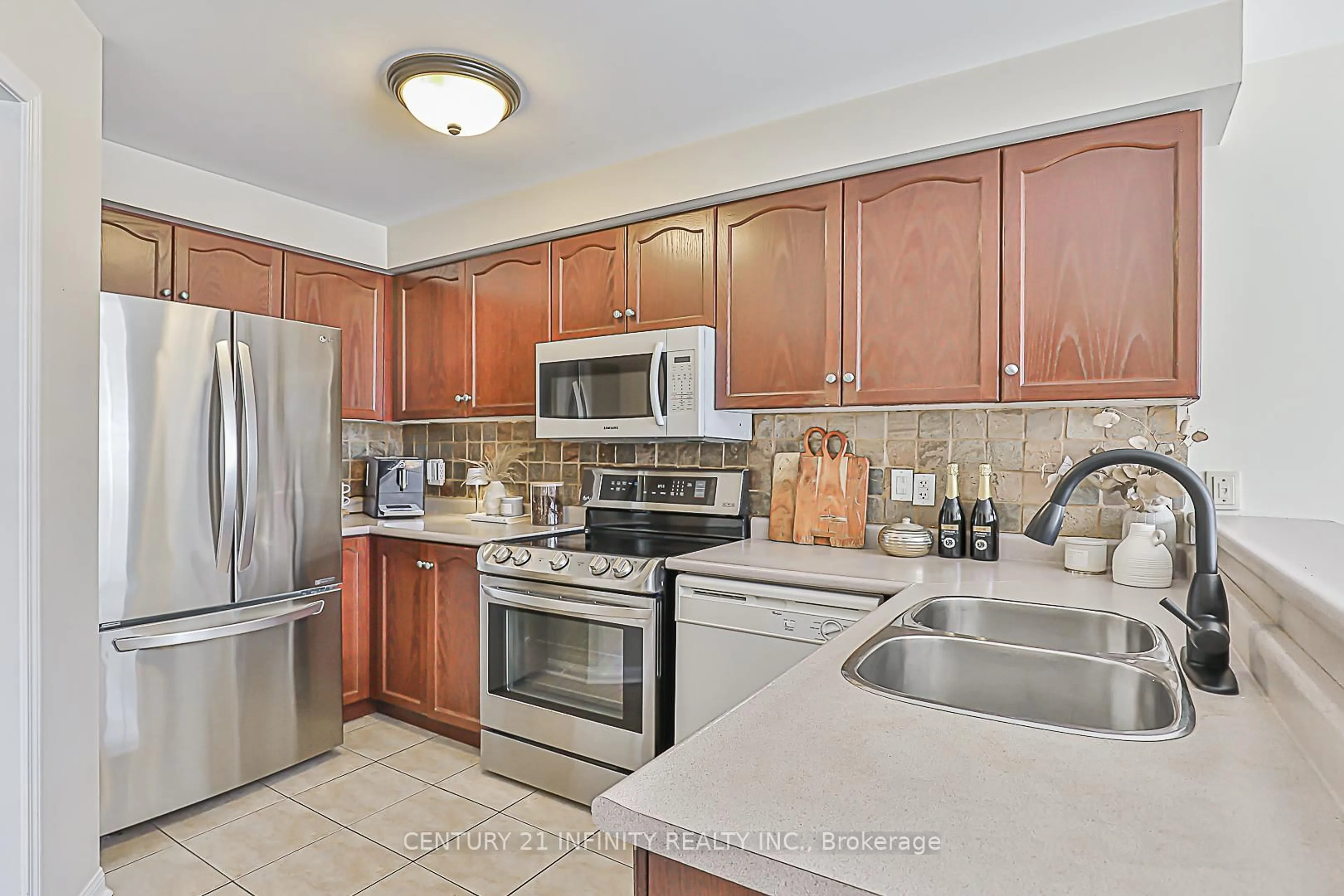 Standard kitchen, ceramic/tile floor for 91 Salmon Way #22, Whitby Ontario L1N 9M9