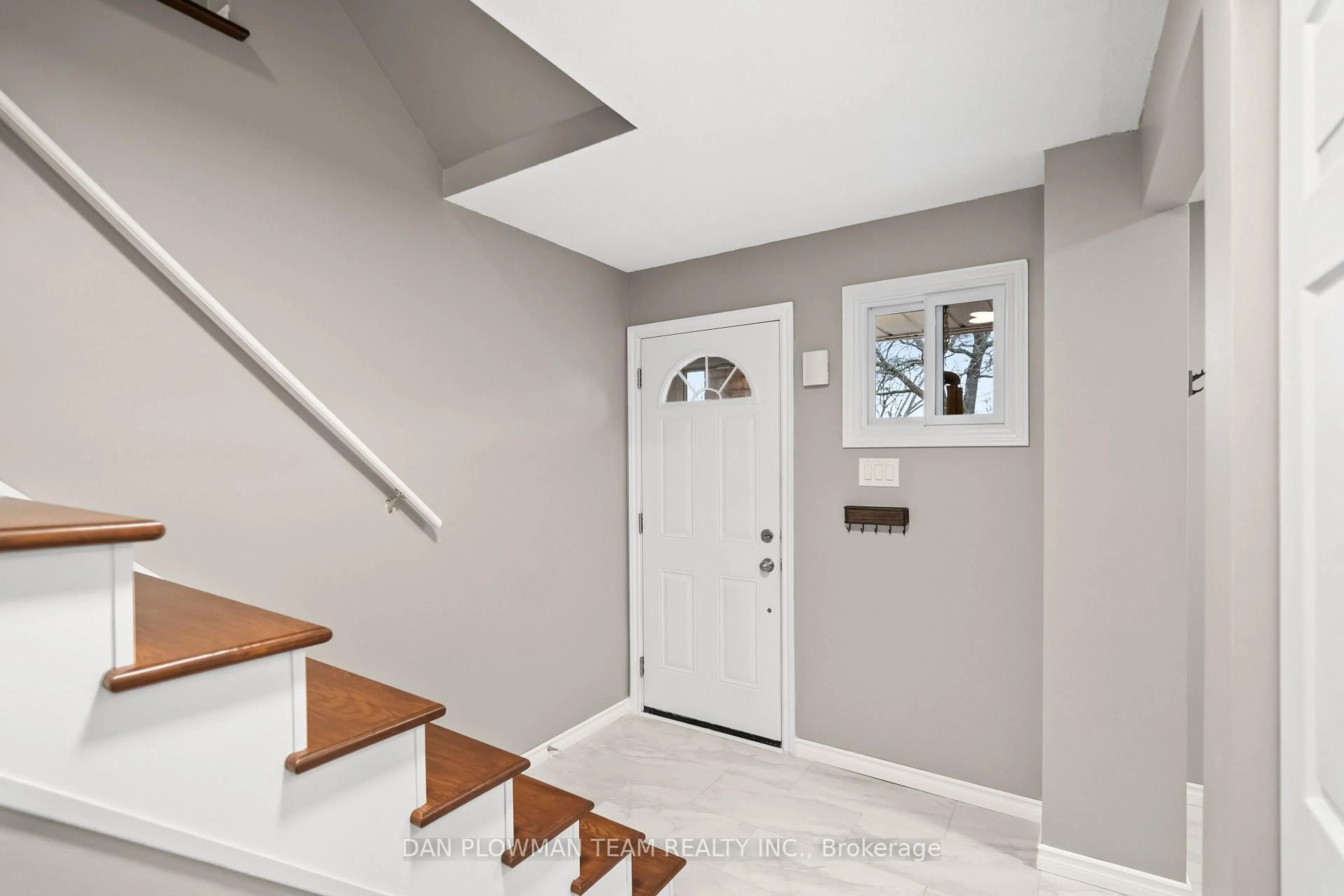 Indoor entryway for 1235 Delmark Crt, Oshawa Ontario L1H 8K6