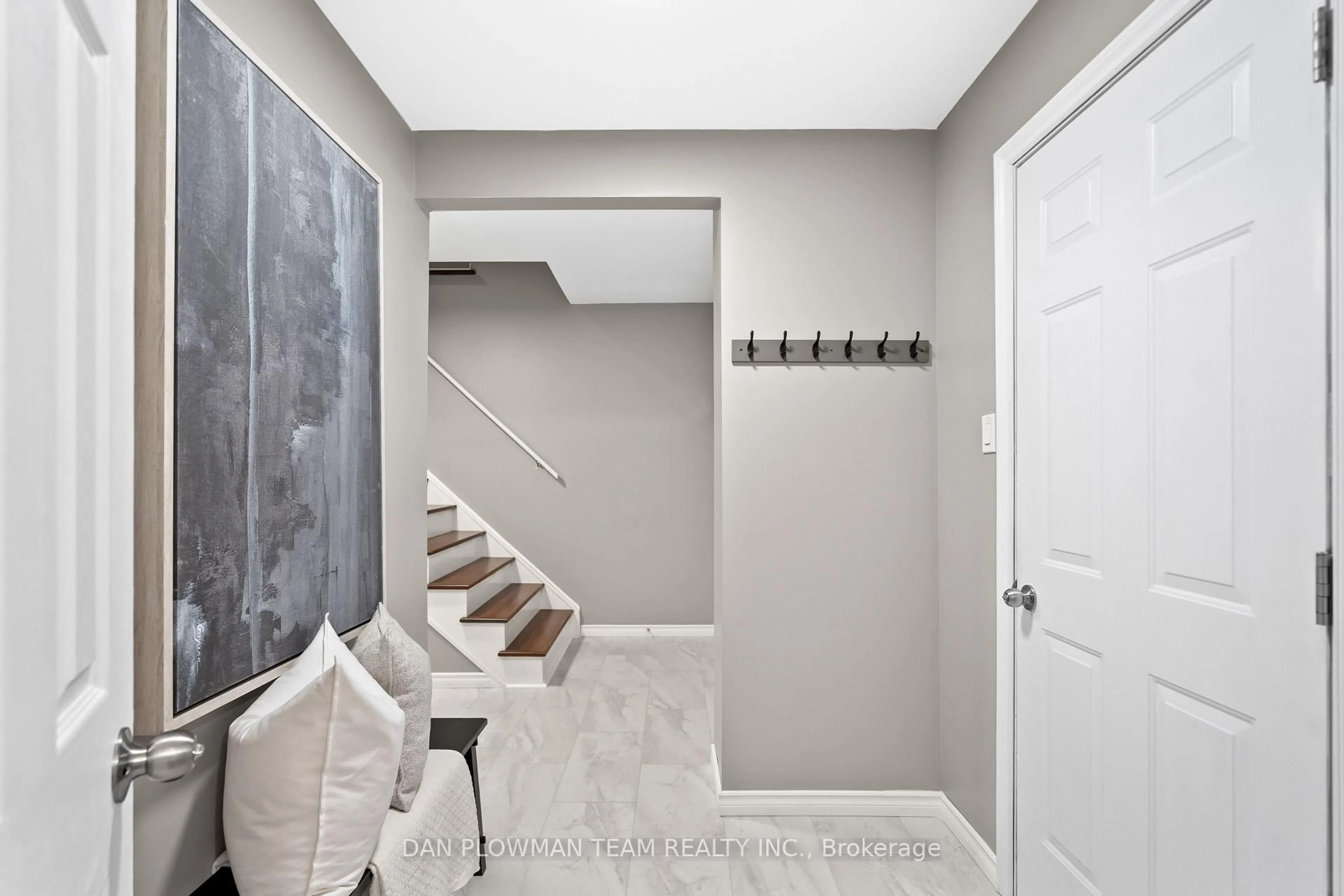 Indoor entryway for 1235 Delmark Crt, Oshawa Ontario L1H 8K6