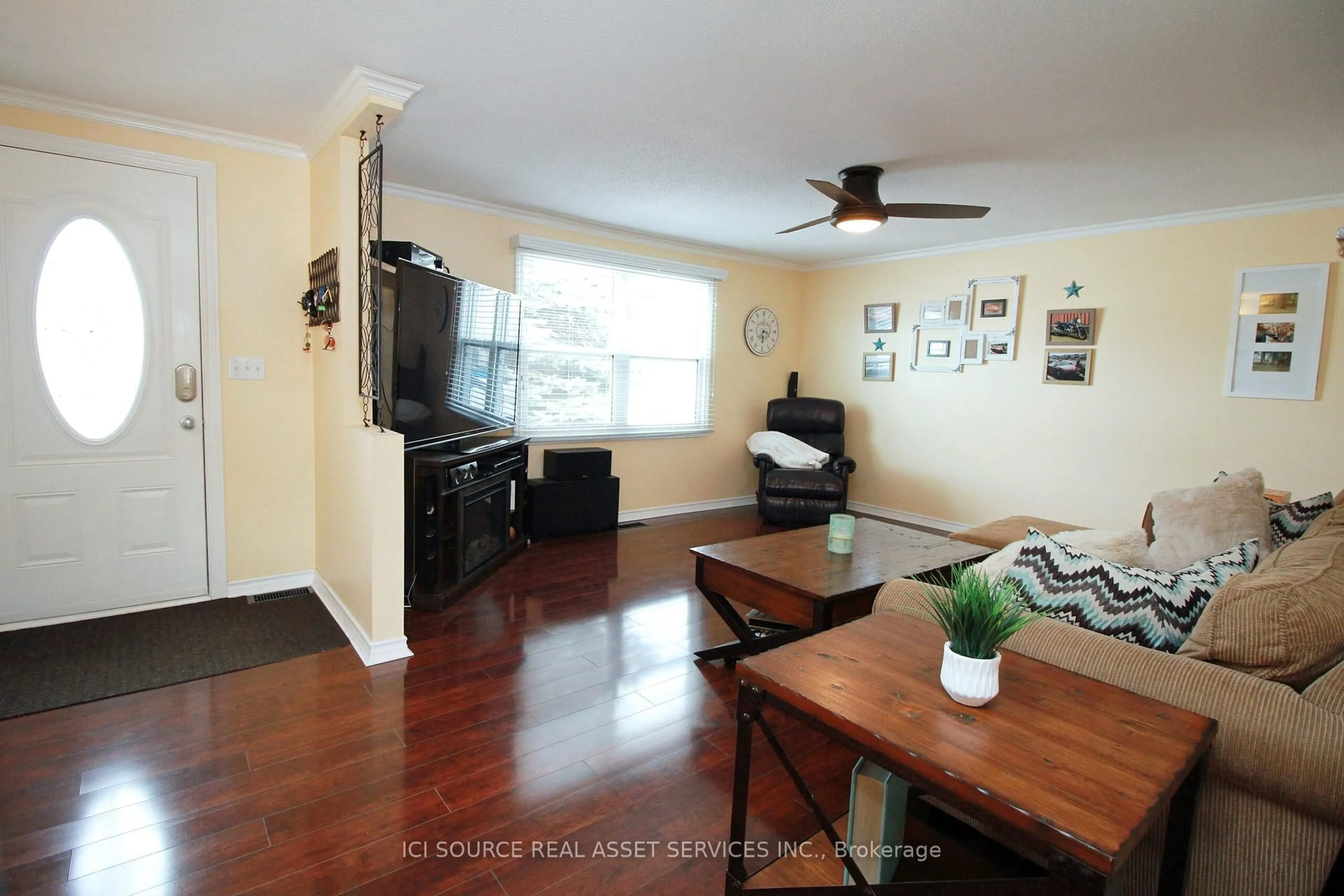 Living room with furniture, wood/laminate floor for 15 Driftwood Lane, Clarington Ontario L1B 1A7