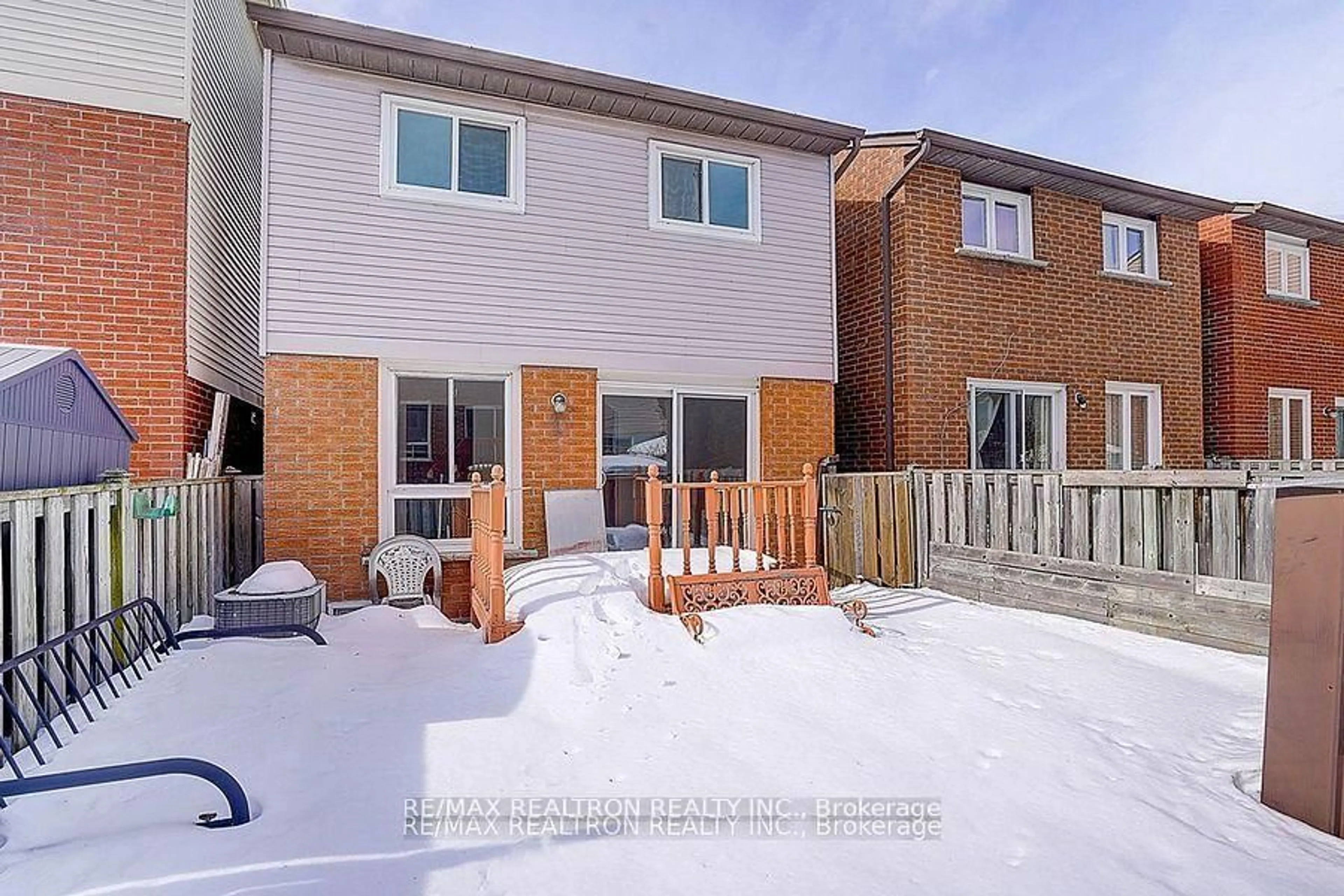 A pic from outside/outdoor area/front of a property/back of a property/a pic from drone, street for 67 West Burton Crt, Toronto Ontario M1S 4P7