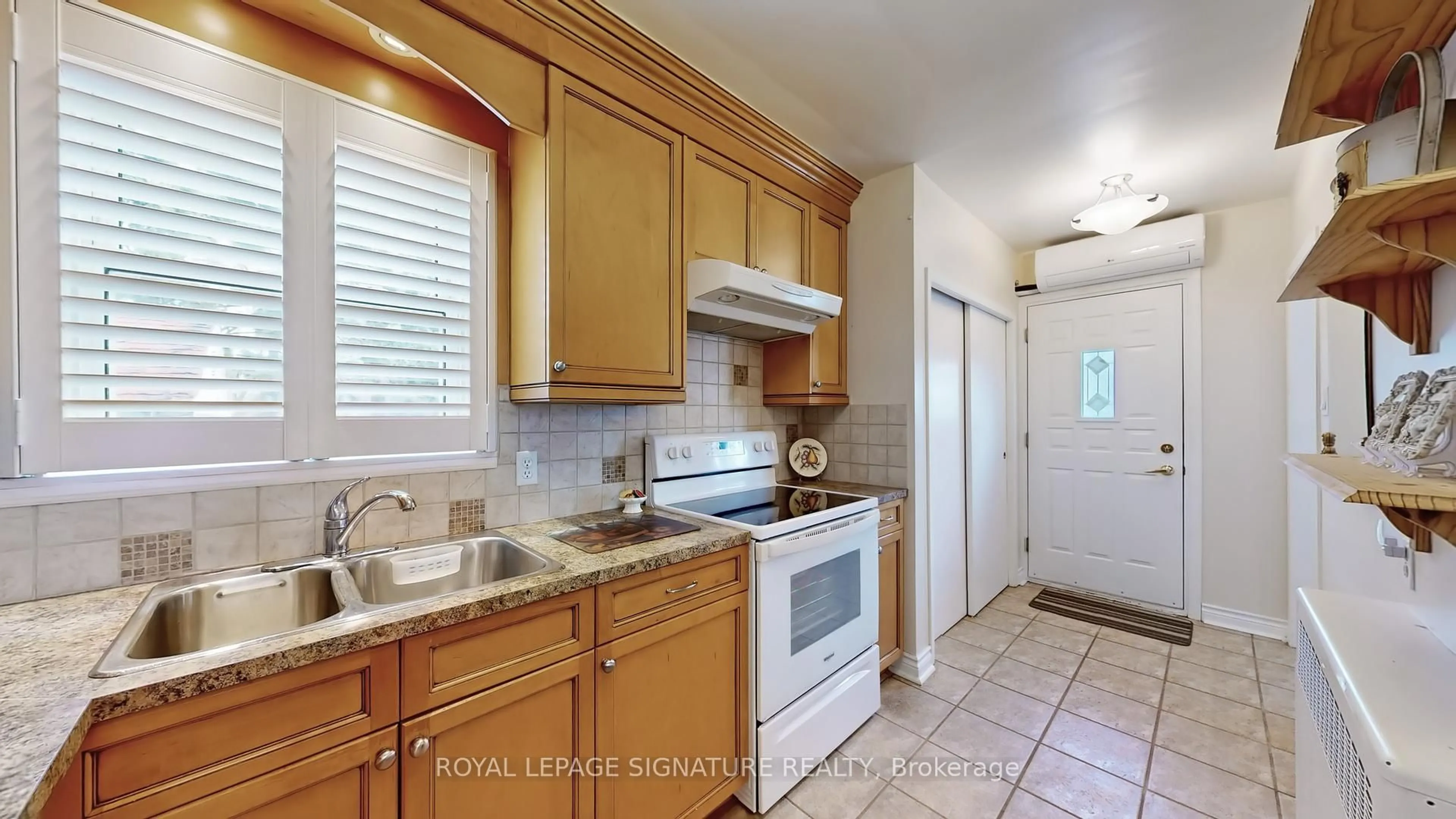 Standard kitchen, ceramic/tile floor for 102 Murray Glen Dr, Toronto Ontario M1R 3K2