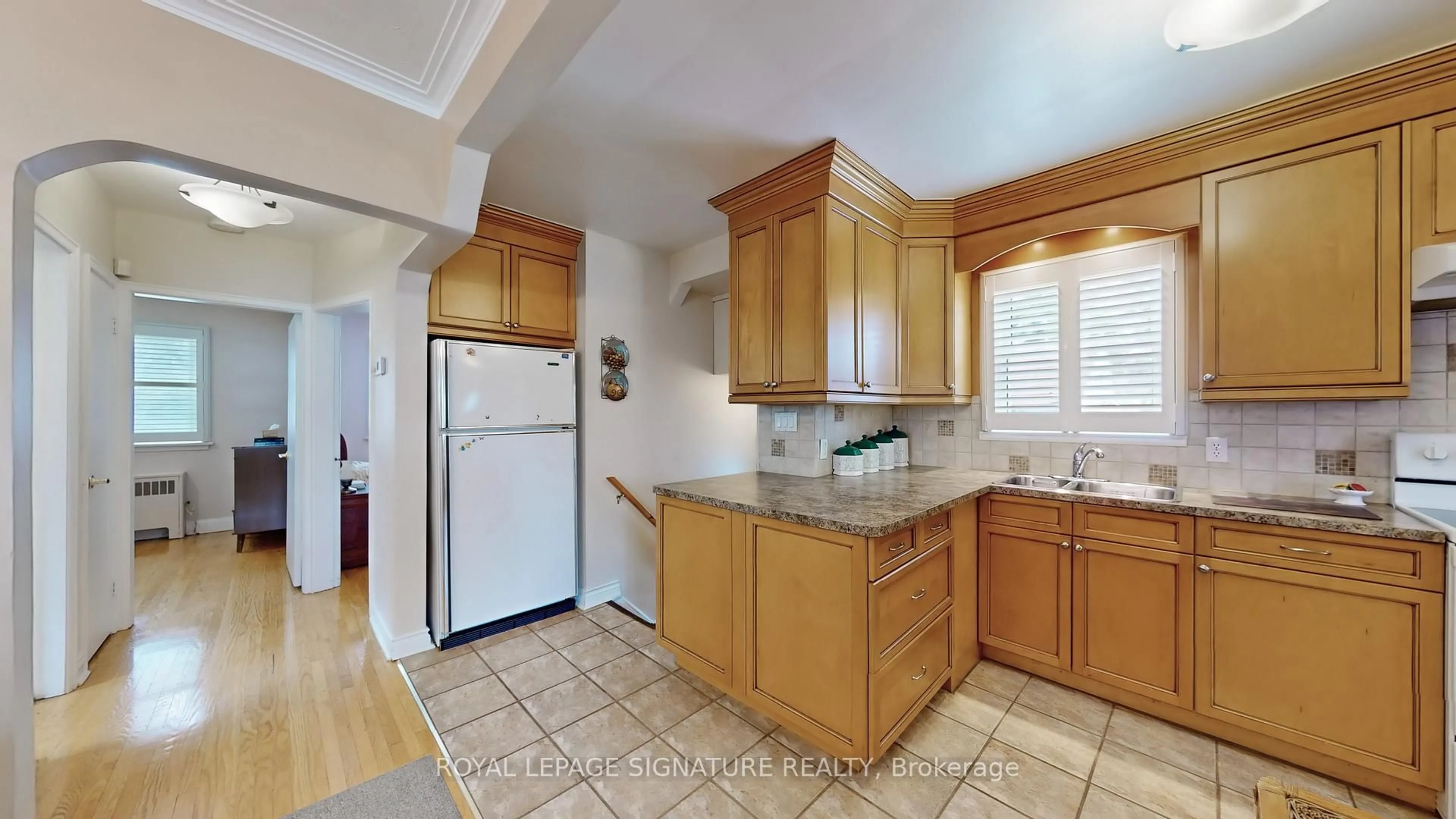 Standard kitchen, ceramic/tile floor for 102 Murray Glen Dr, Toronto Ontario M1R 3K2