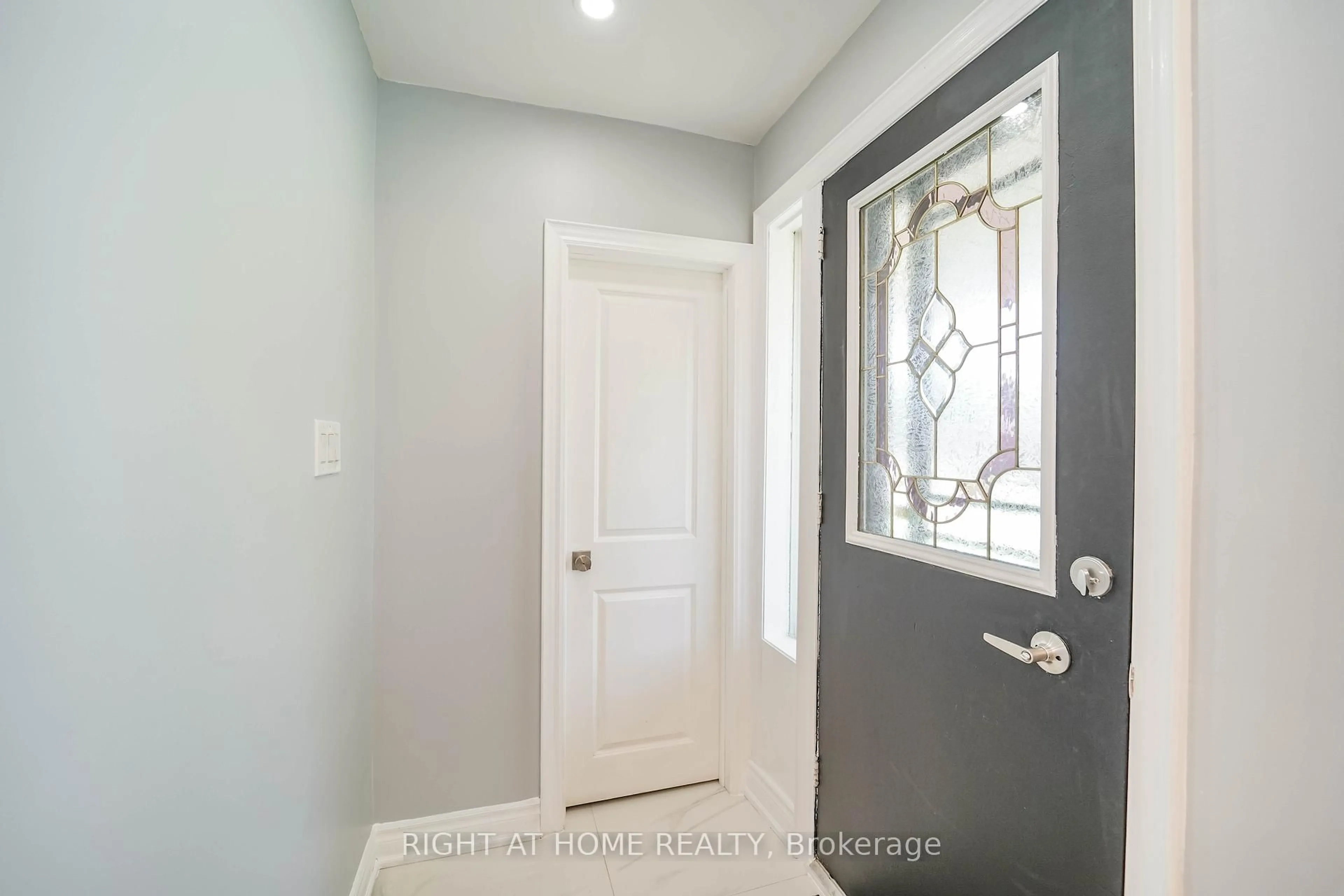 Indoor entryway for 48 Ranstone Gdns, Toronto Ontario M1K 2T4