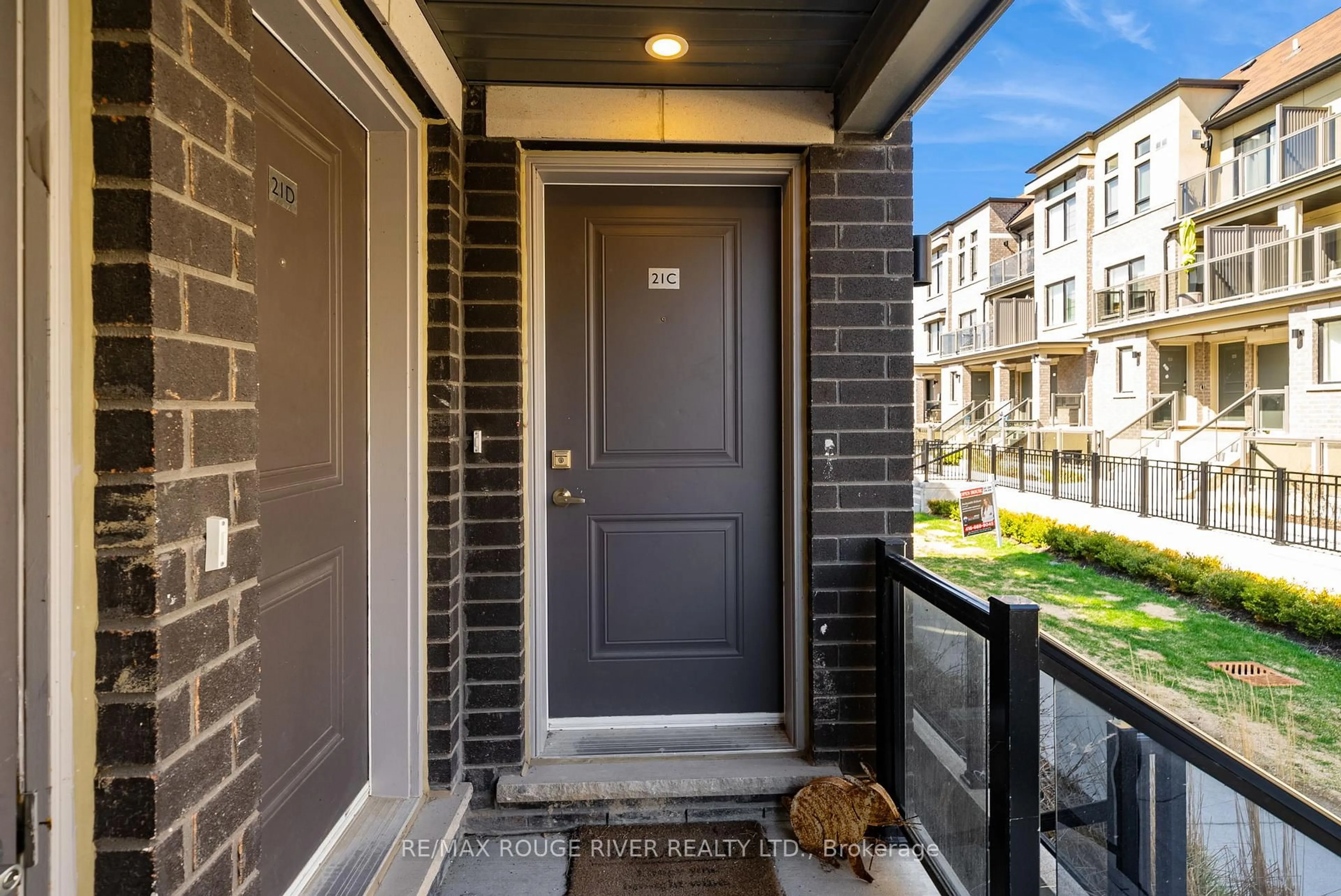 Indoor entryway for 21C Lookout Dr, Clarington Ontario L1C 7G1