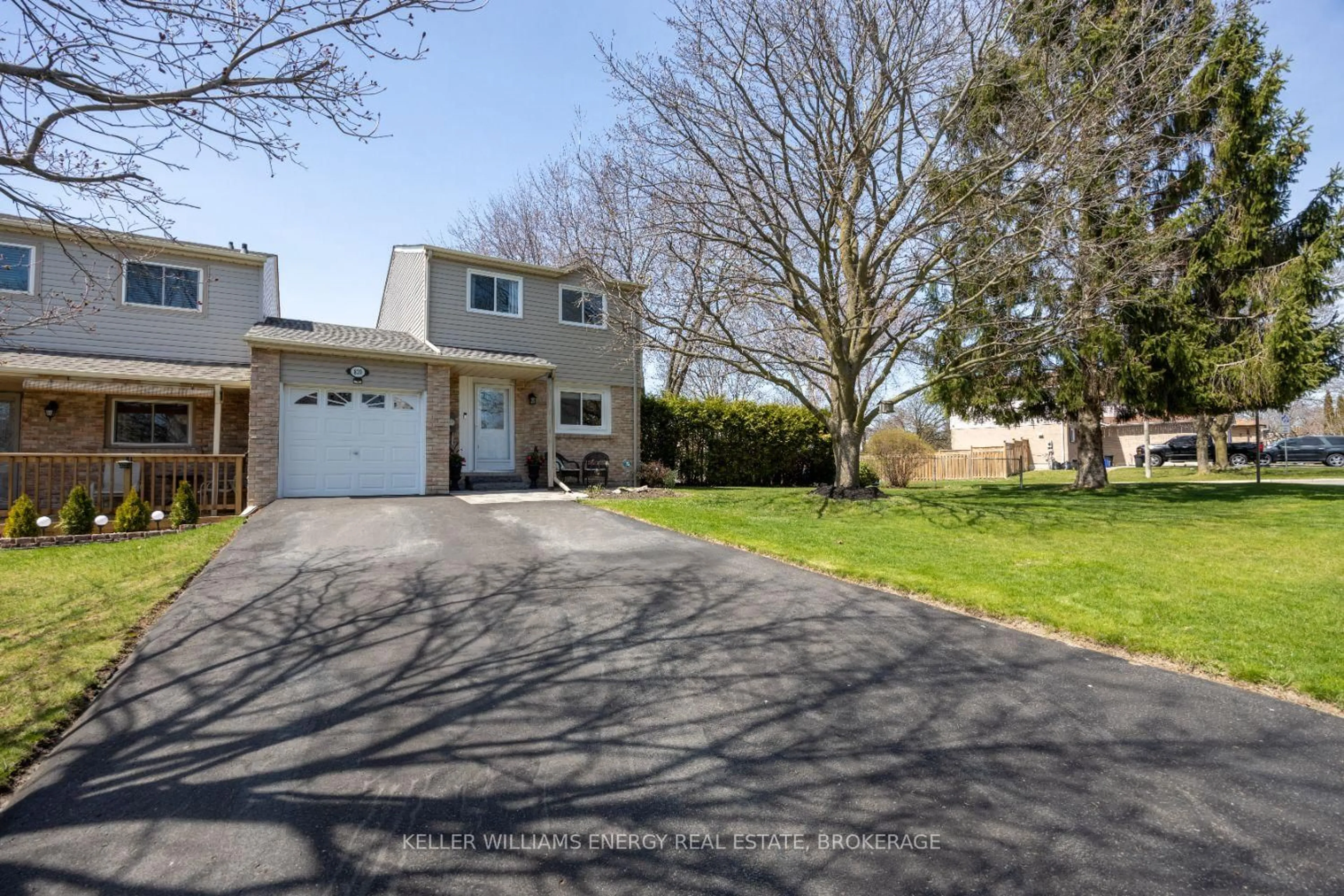 A pic from outside/outdoor area/front of a property/back of a property/a pic from drone, street for 820 Finley Ave, Ajax Ontario L1S 3R8