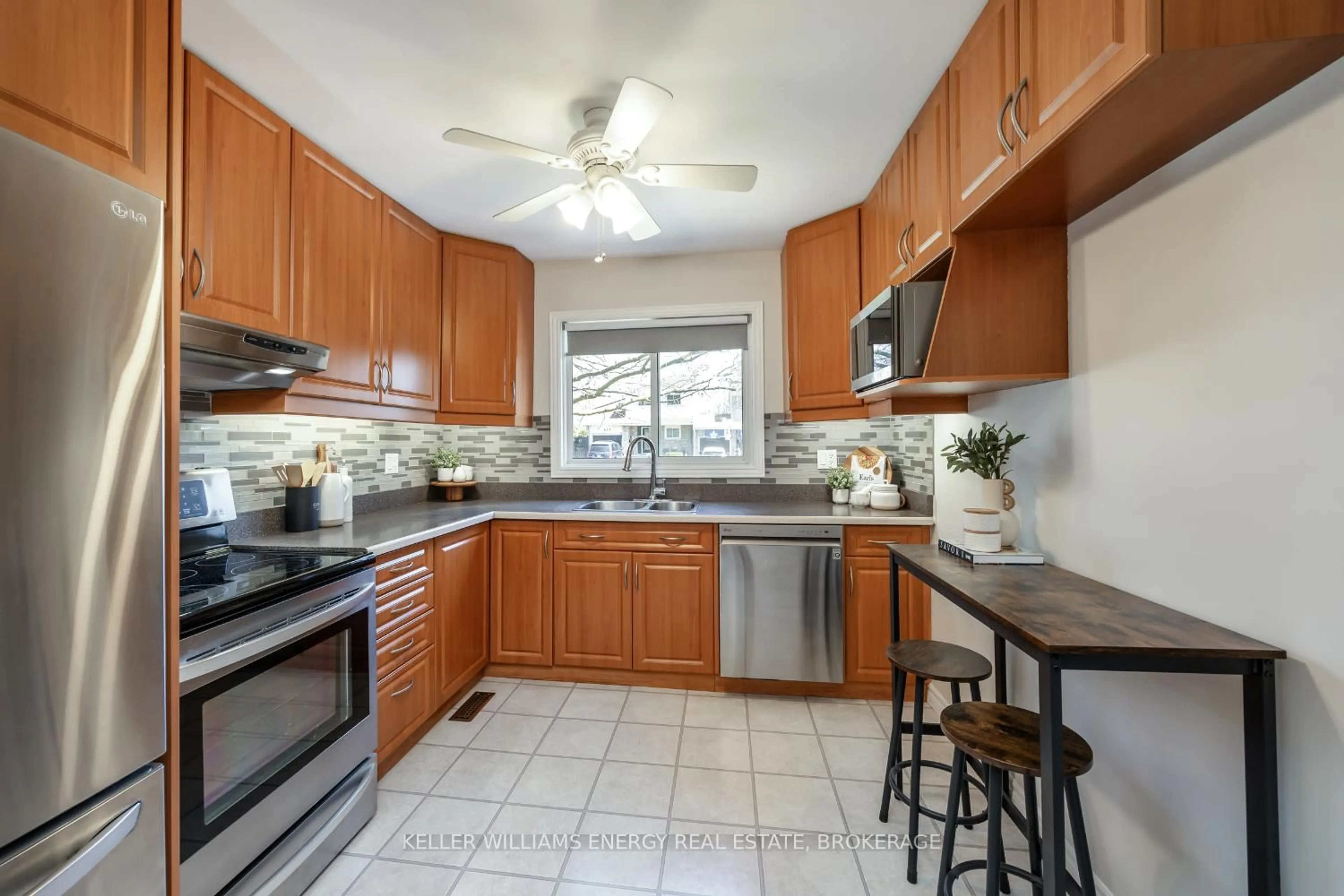 Standard kitchen, ceramic/tile floor for 820 Finley Ave, Ajax Ontario L1S 3R8