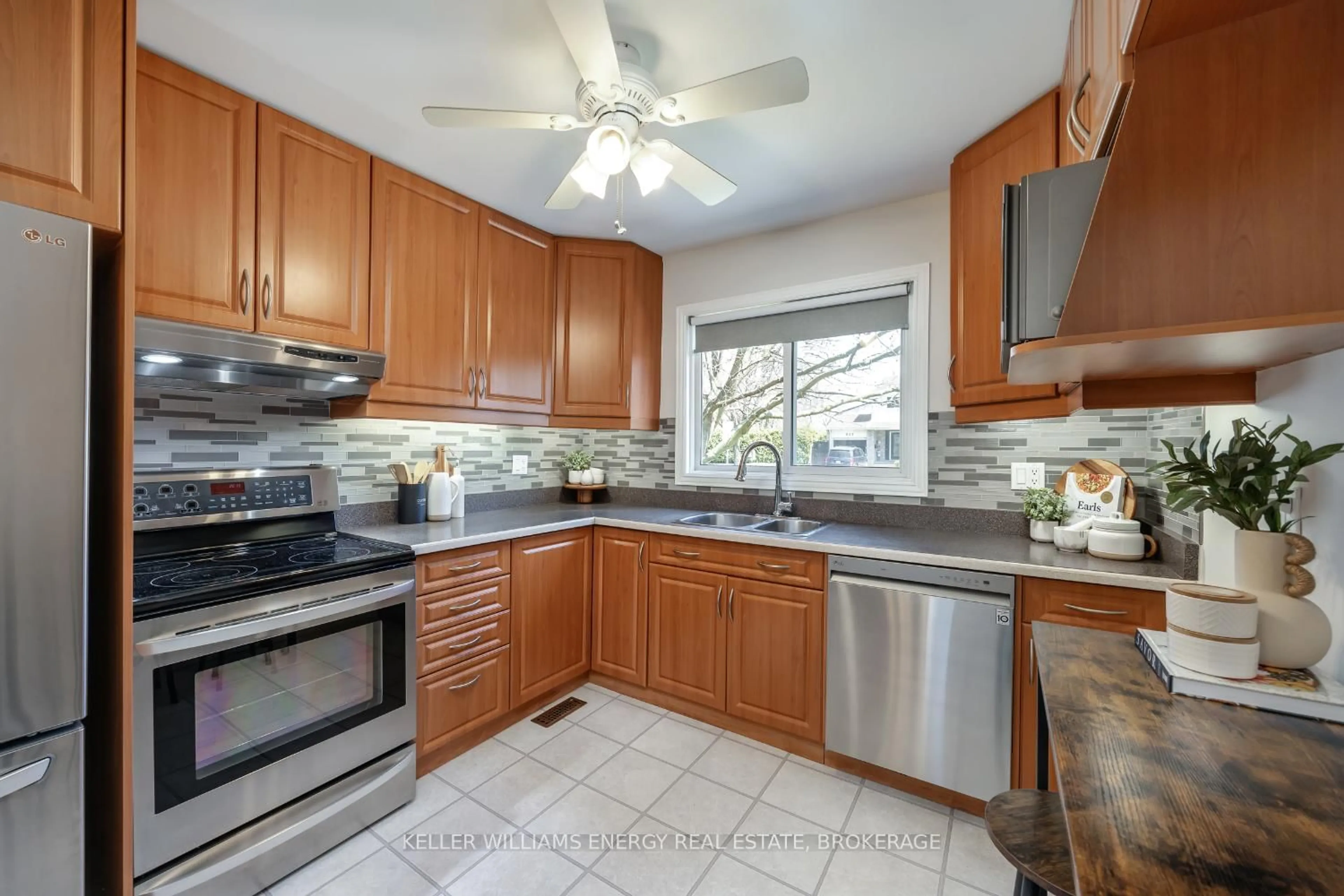 Standard kitchen, ceramic/tile floor for 820 Finley Ave, Ajax Ontario L1S 3R8