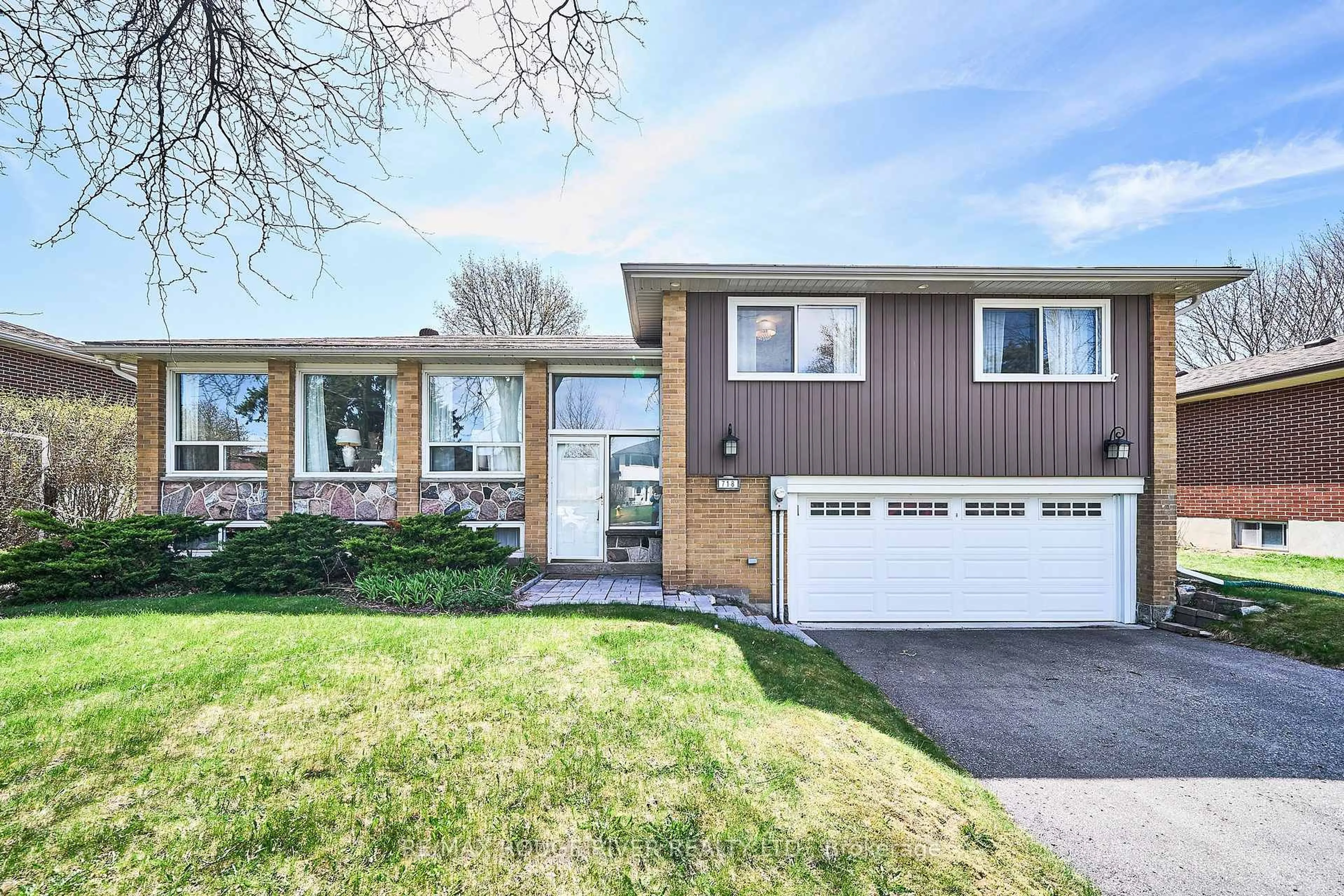 Home with vinyl exterior material, street for 718 Gibbons St, Oshawa Ontario L1J 5A2