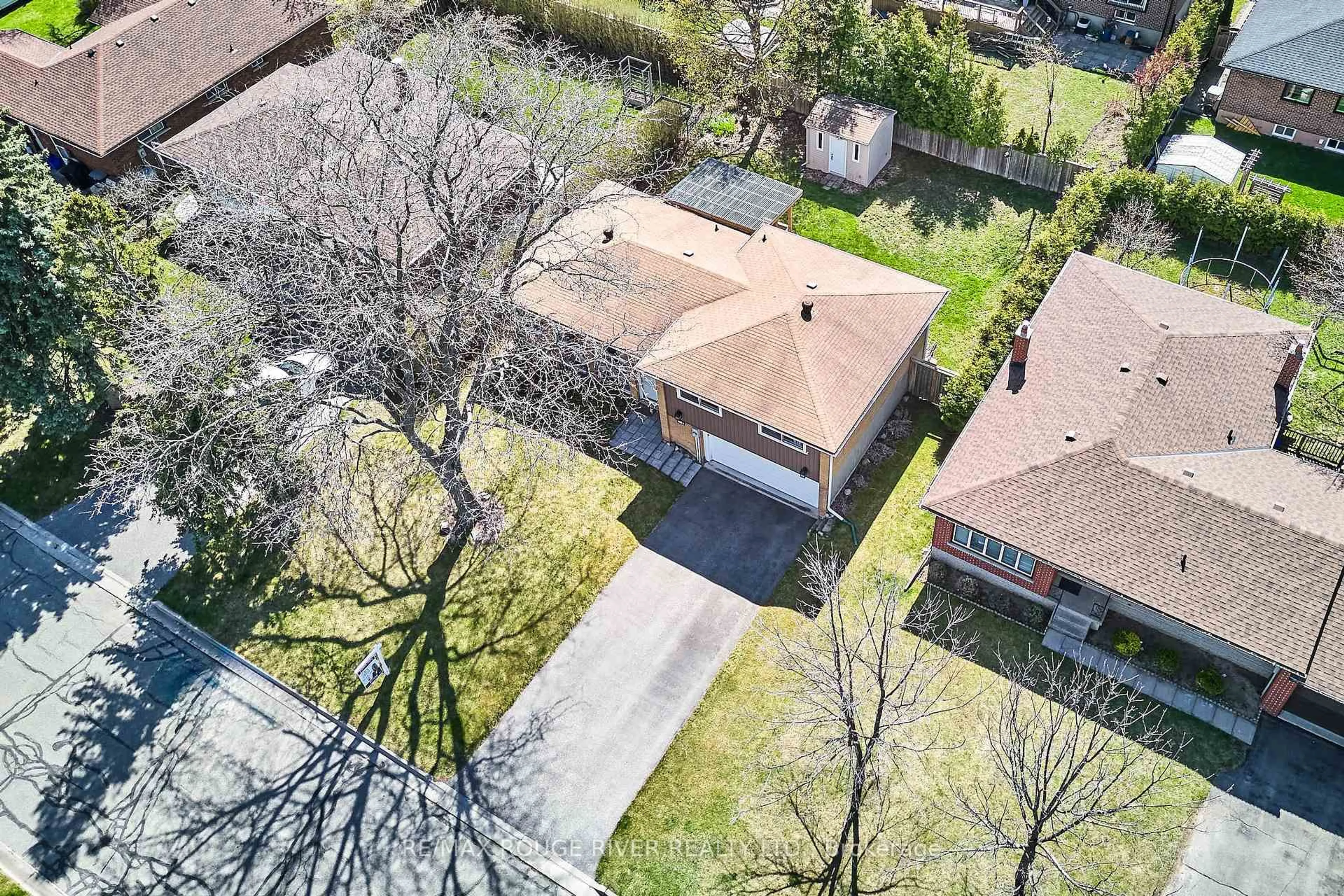 A pic from outside/outdoor area/front of a property/back of a property/a pic from drone, street for 718 Gibbons St, Oshawa Ontario L1J 5A2
