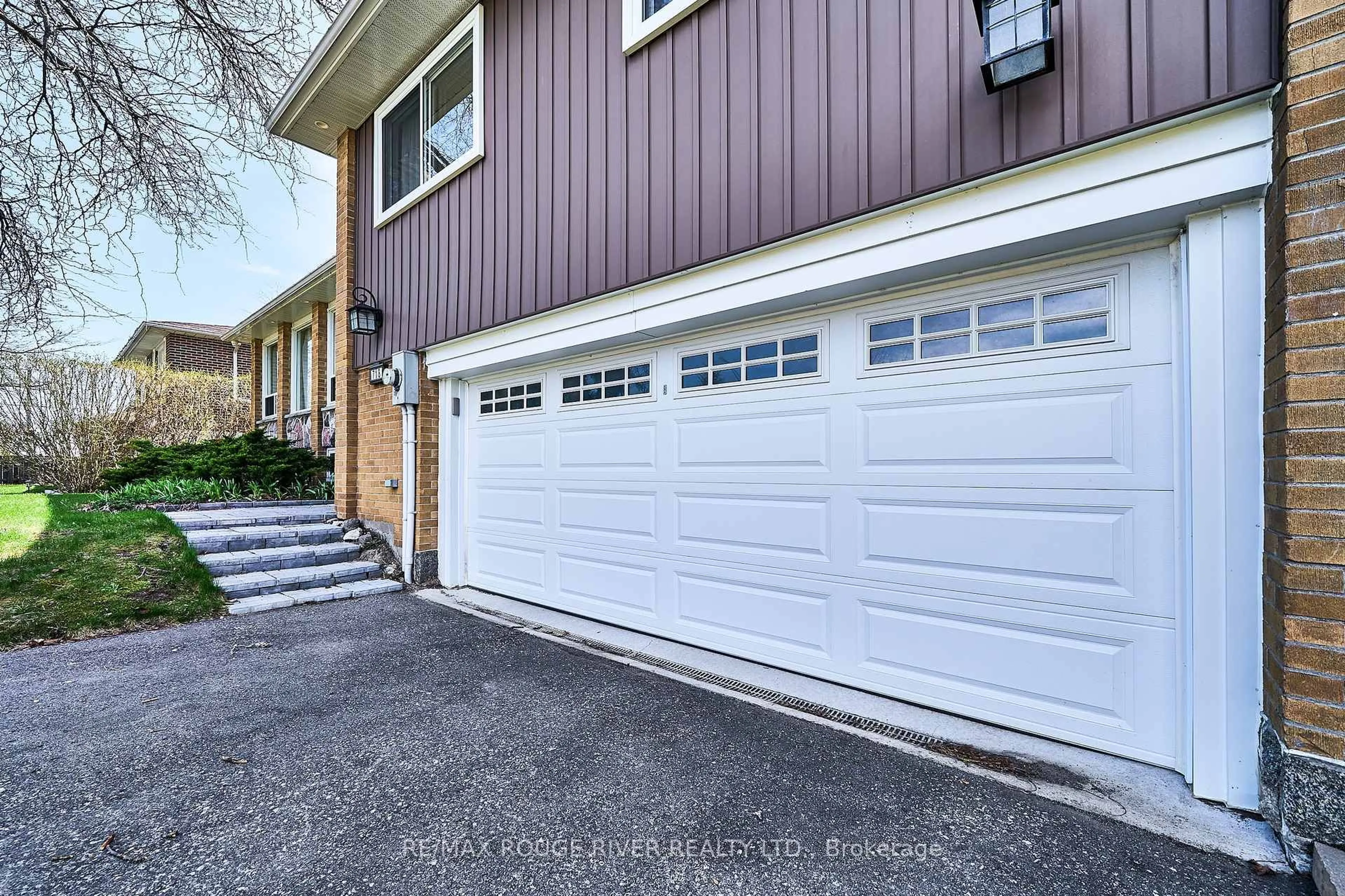 Indoor garage for 718 Gibbons St, Oshawa Ontario L1J 5A2