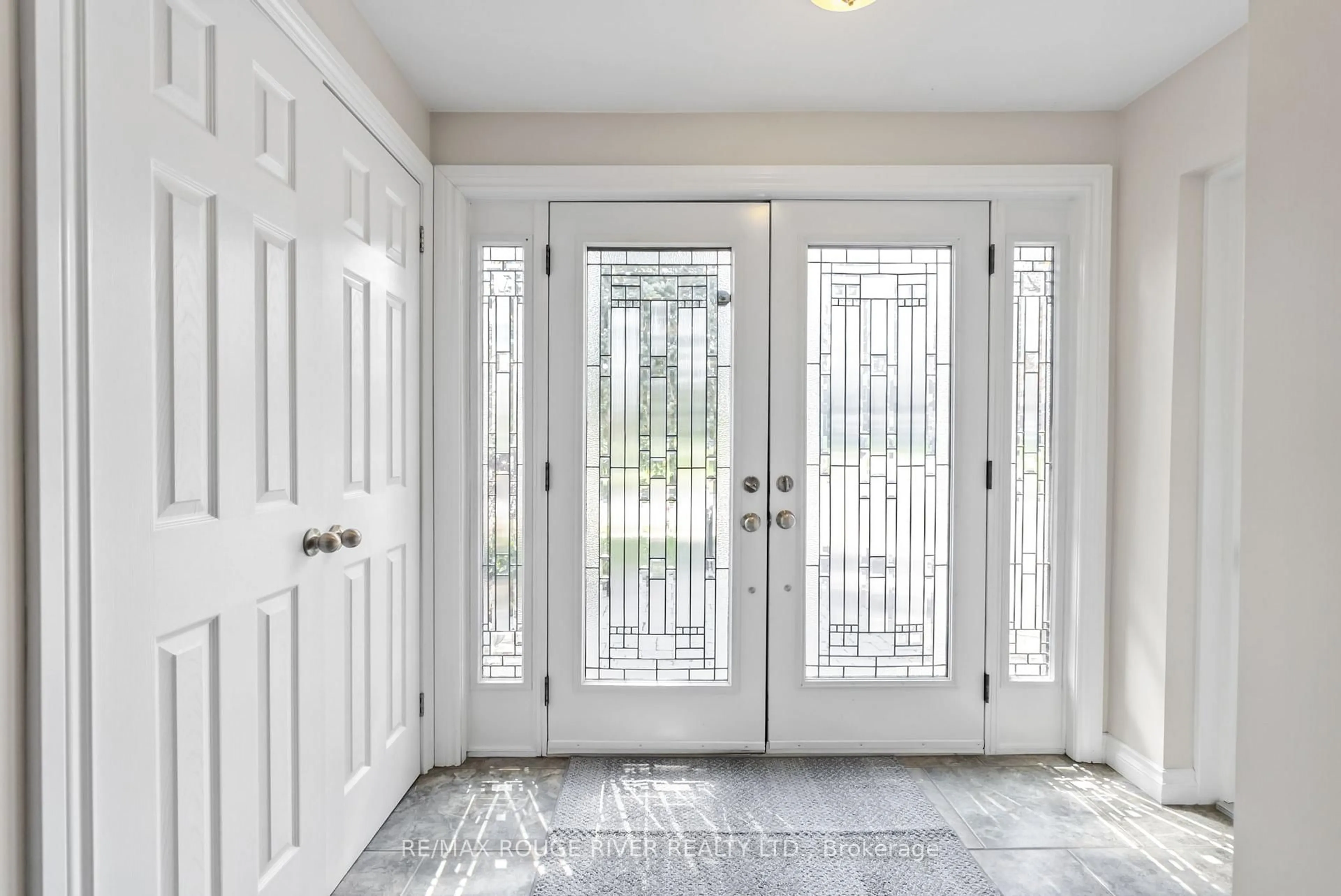 Indoor entryway for 108 Orchard Crt, Whitby Ontario L1N 1H4