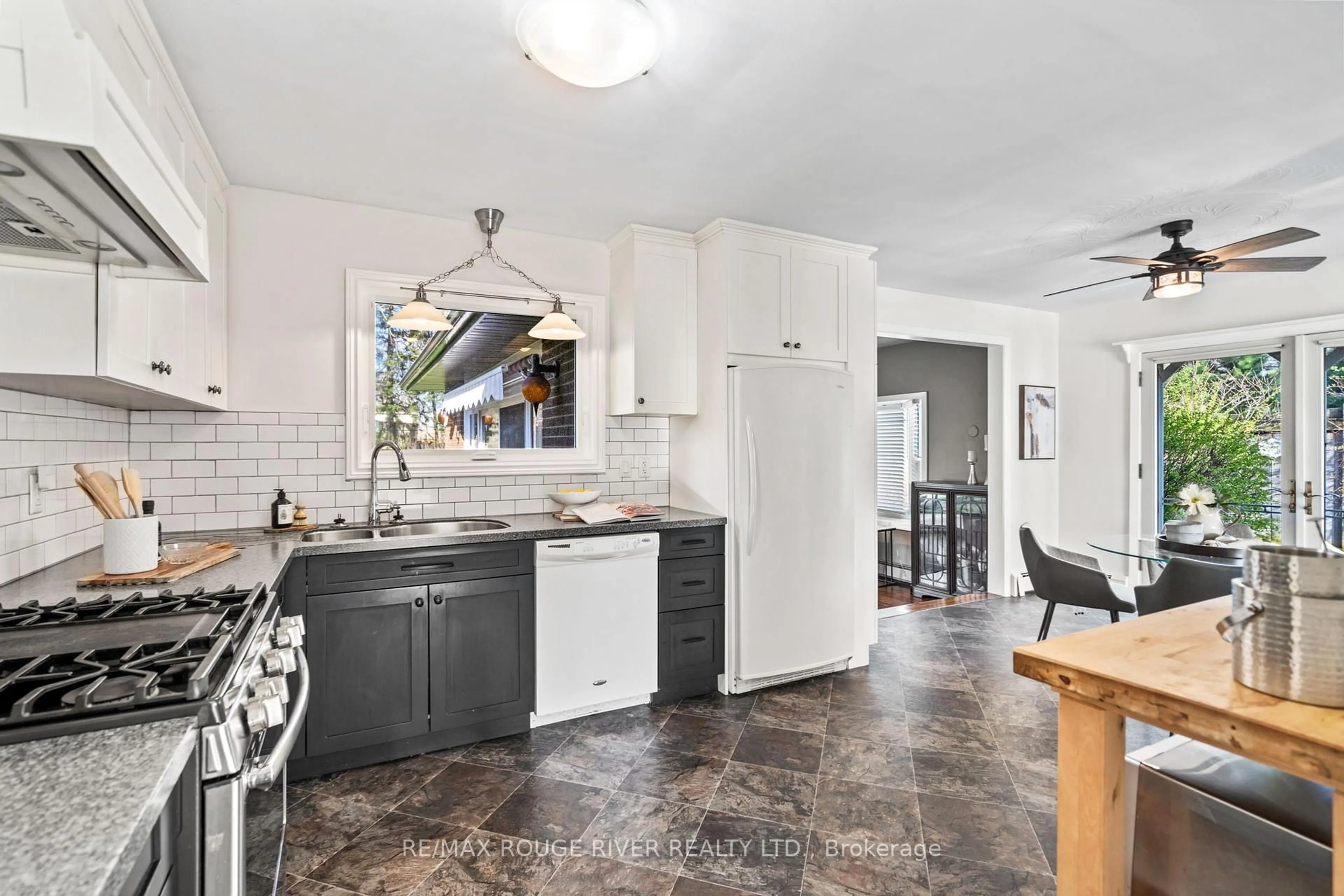 Open concept kitchen, ceramic/tile floor for 133 Elizabeth Cres, Whitby Ontario L1N 3S1