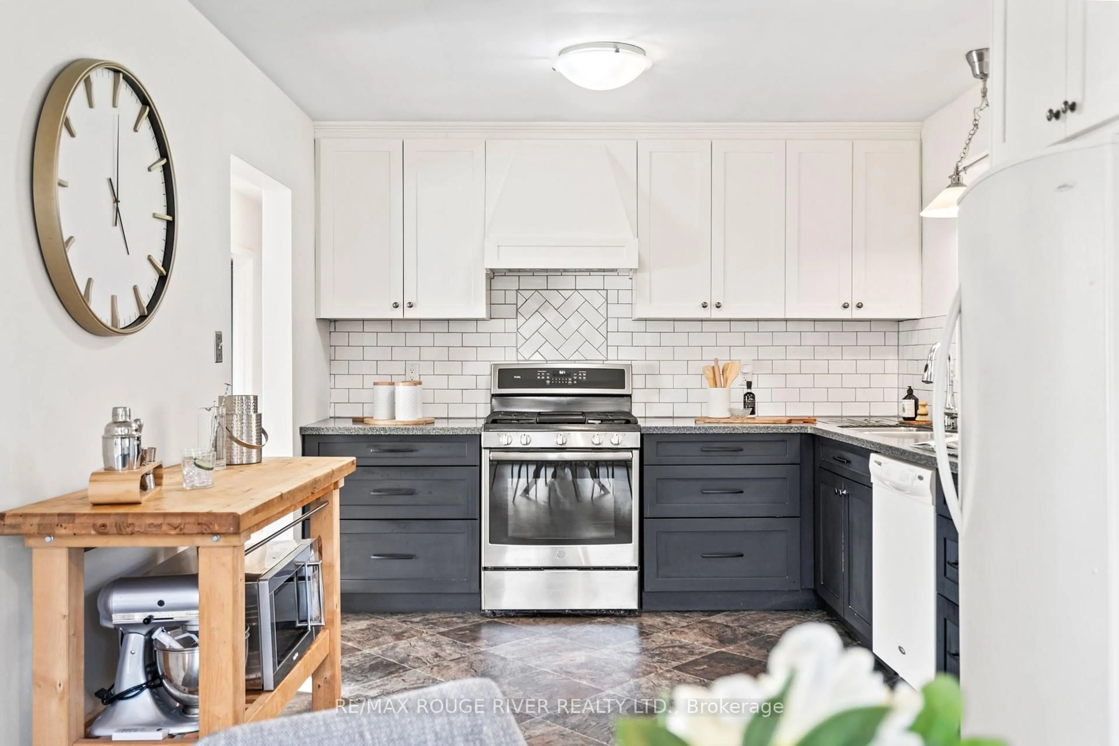 Open concept kitchen, ceramic/tile floor for 133 Elizabeth Cres, Whitby Ontario L1N 3S1