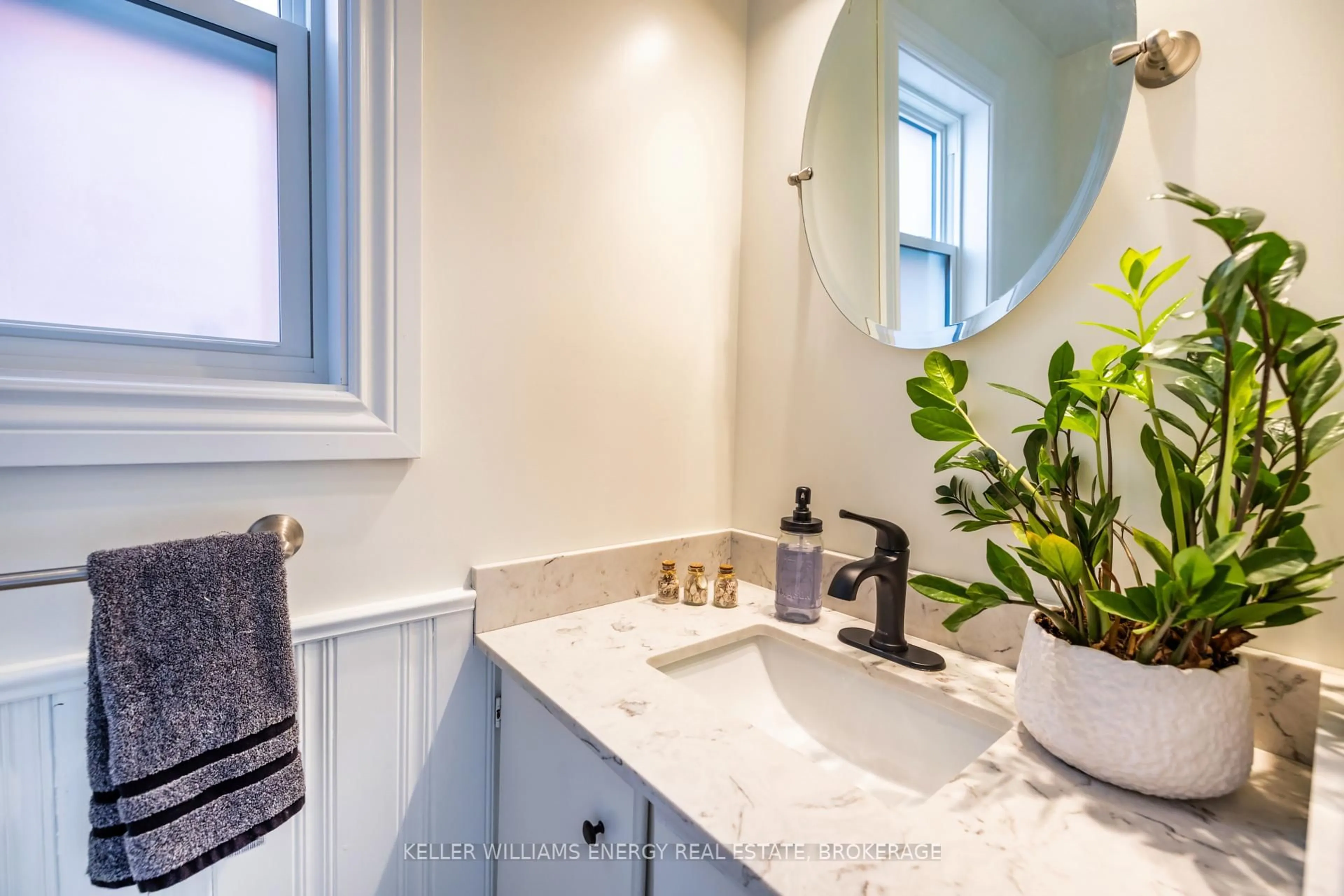 Contemporary bathroom, ceramic/tile floor for 107 Bellefontaine St, Toronto Ontario M1S 4E7