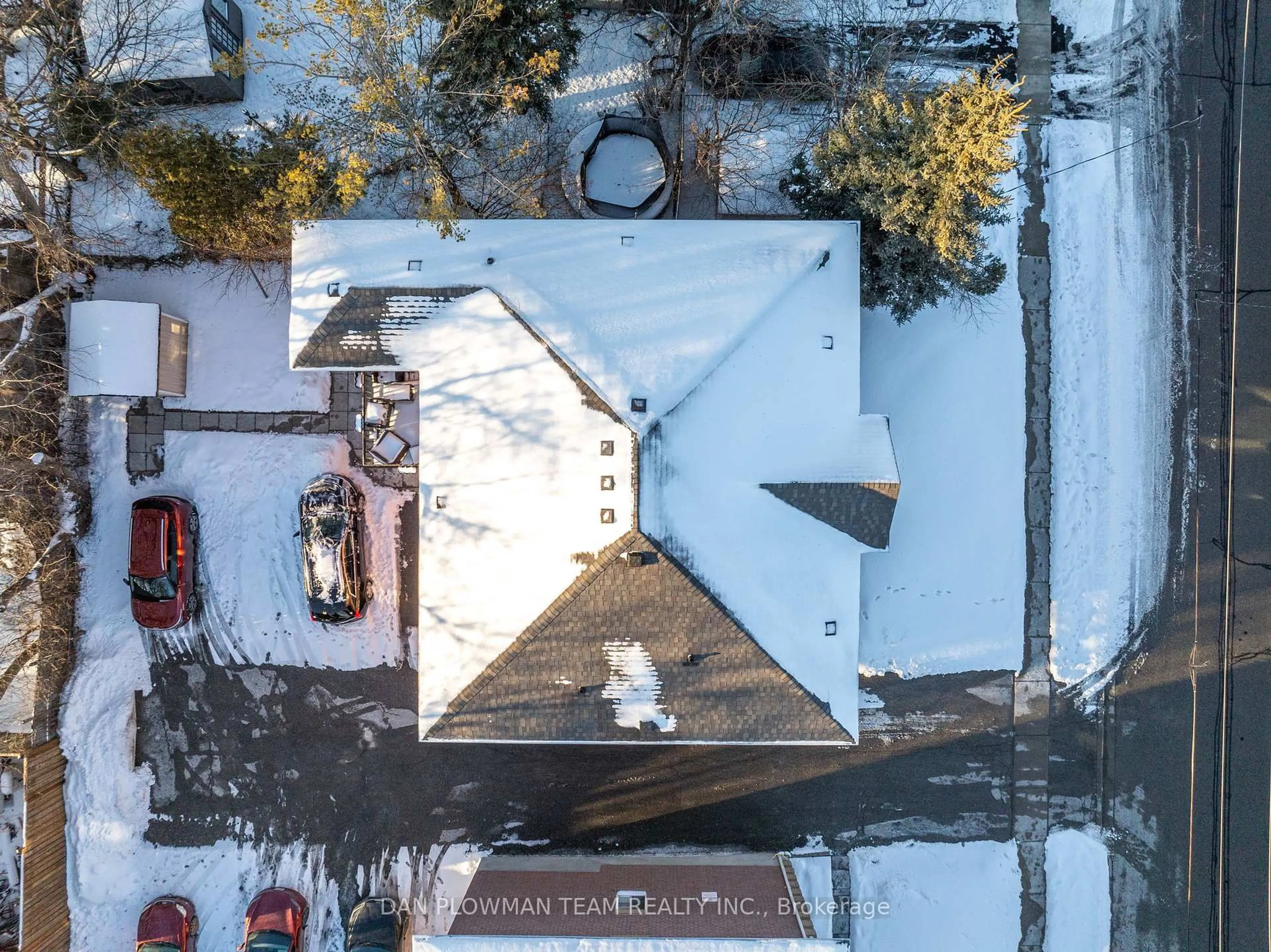 A pic from outside/outdoor area/front of a property/back of a property/a pic from drone, street for 176 Nassau St, Oshawa Ontario L1J 4A5